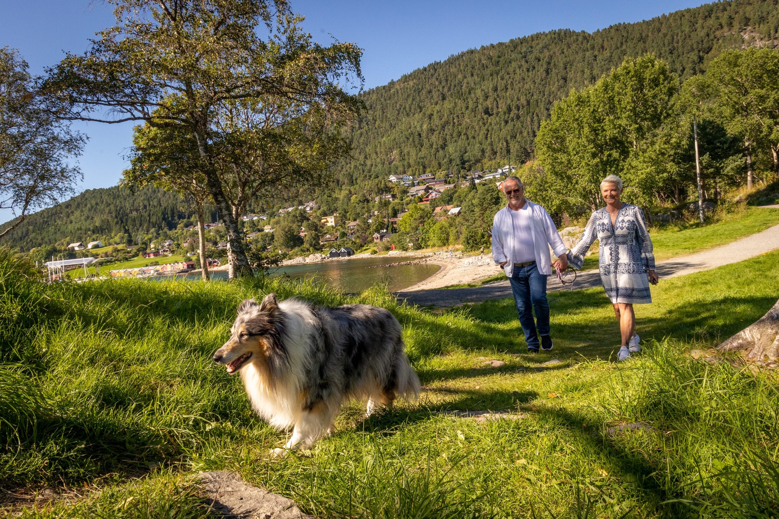 Geir og Beathe Solemdal på tur med hunden Xita (Foto: Rolf Magnus W. Sæther)