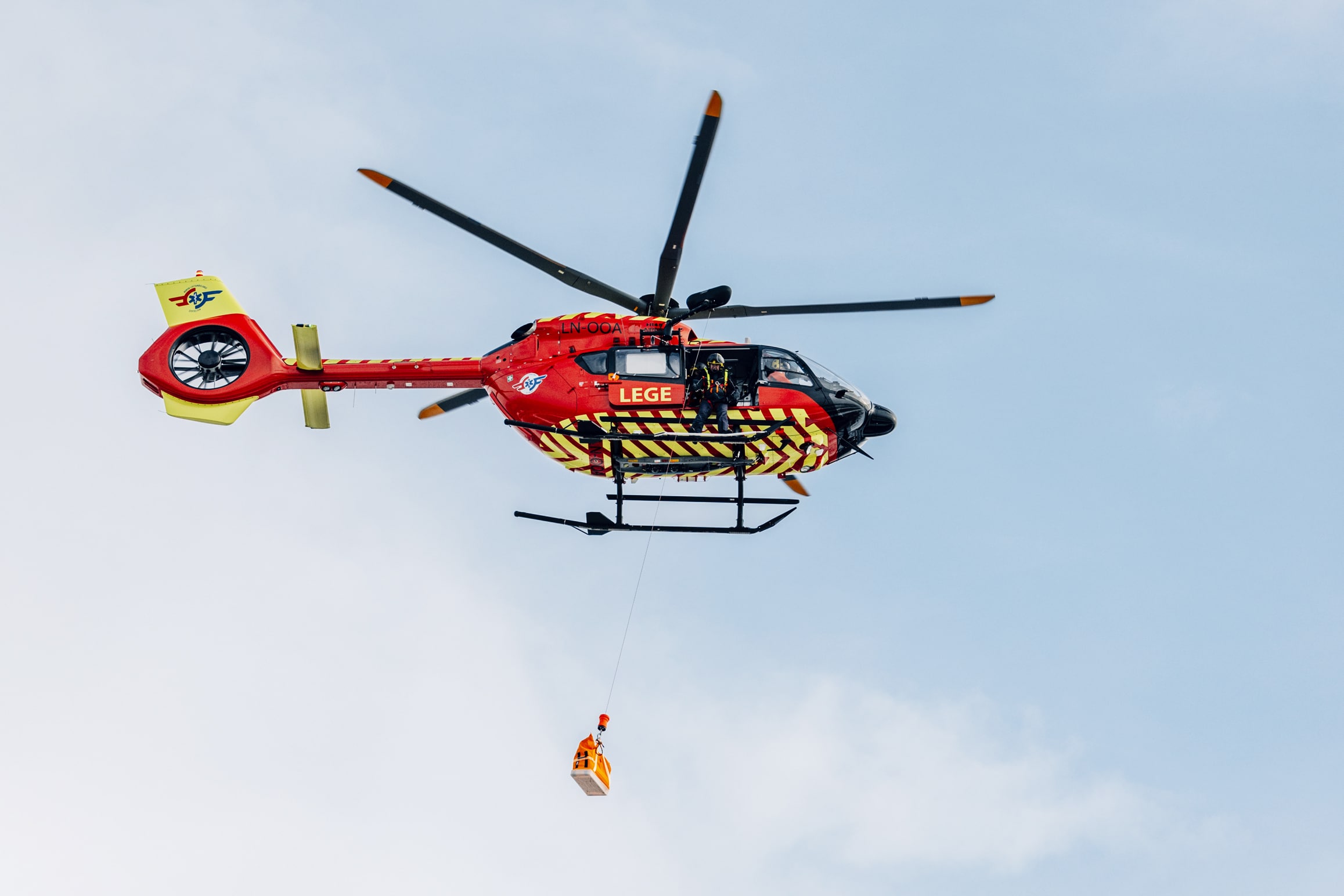 Stiftelsen Norsk Luftambulanse tester heis i helikopteret, her med Utviklingshelikopteret på Eggemoen