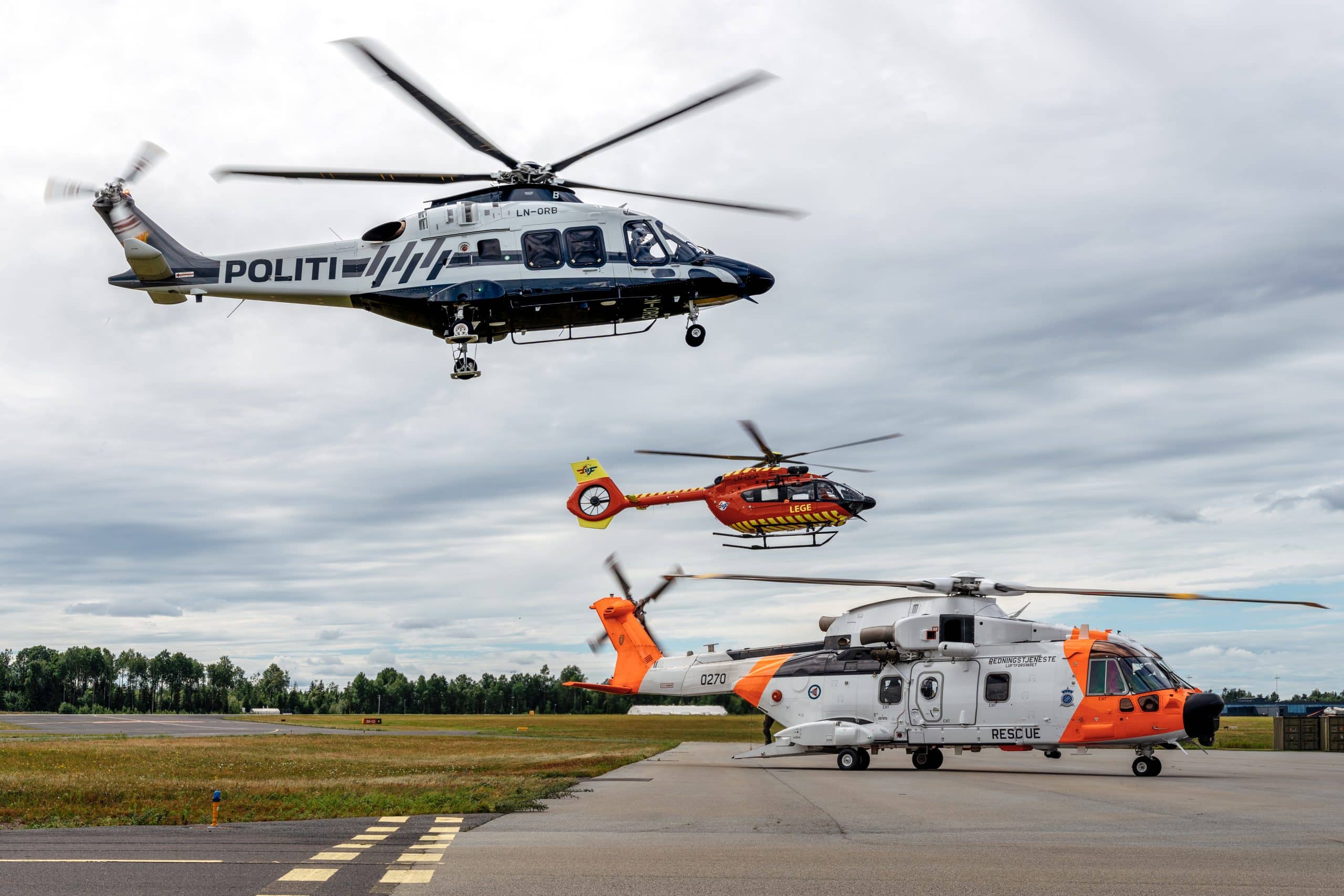 Politiet, Forsvaret og Stiftelsen Norsk Luftambulanse samler sine helikoptre for å markere PinS-samarbeid. Dette er GPS-baserte instrumentprosedyrer som geleider helikopteret gjennom dårlig sikt. 