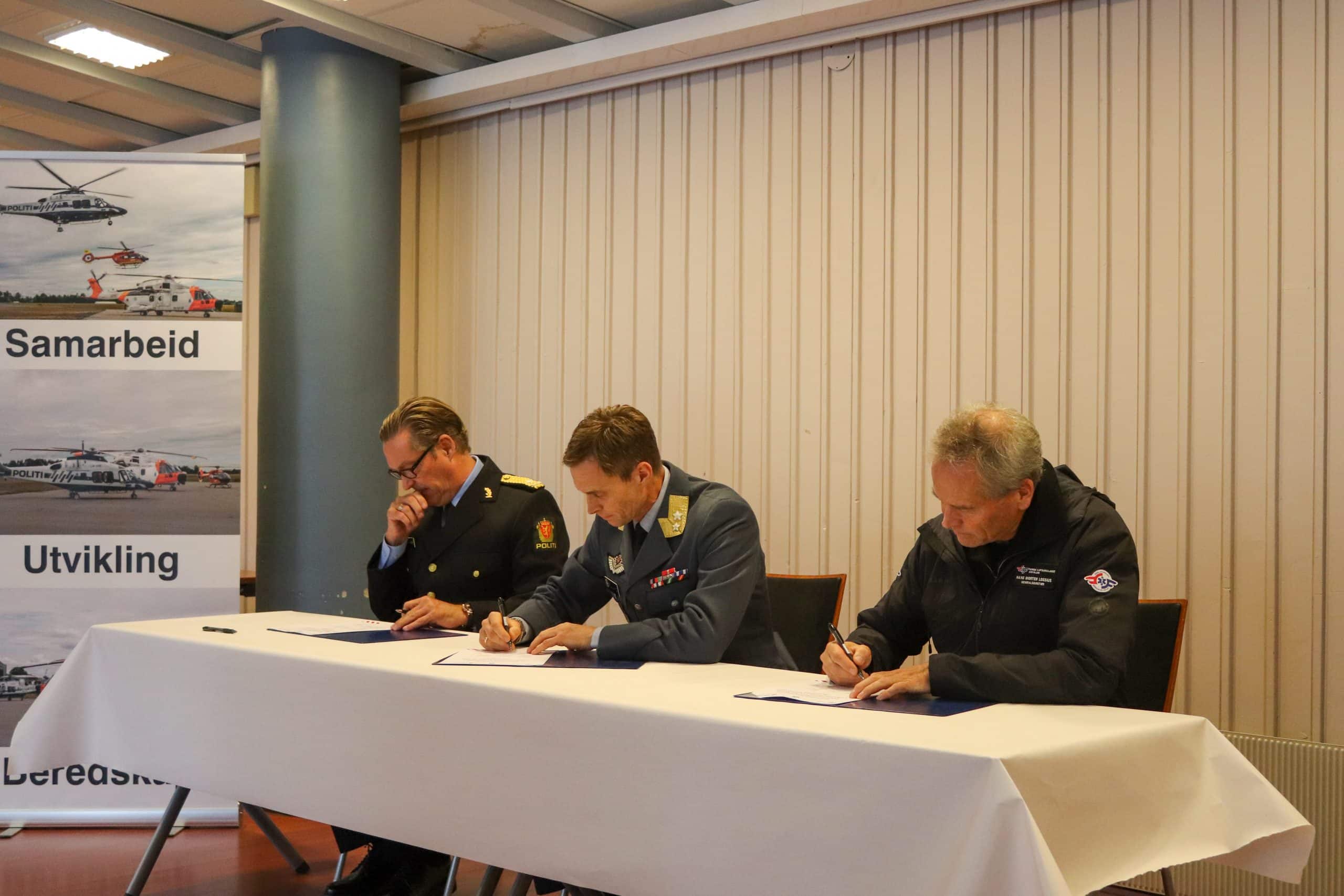 Her signeres avtalen mellom Stiftelsen Norsk Luftambulanse, Forsvaret og Politiet.