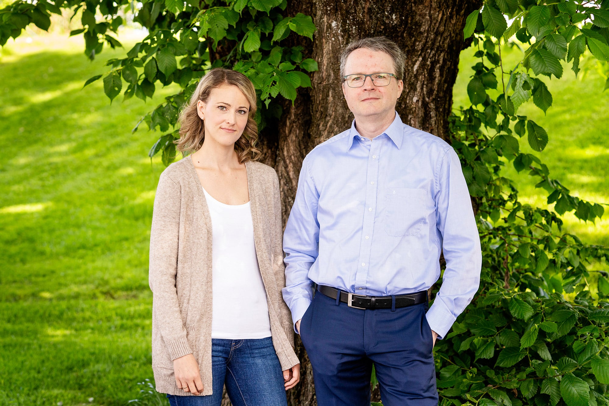 Oppstilt bilde av Anna Moe Øvstebø og Conrad Bjørshol foran et tre.