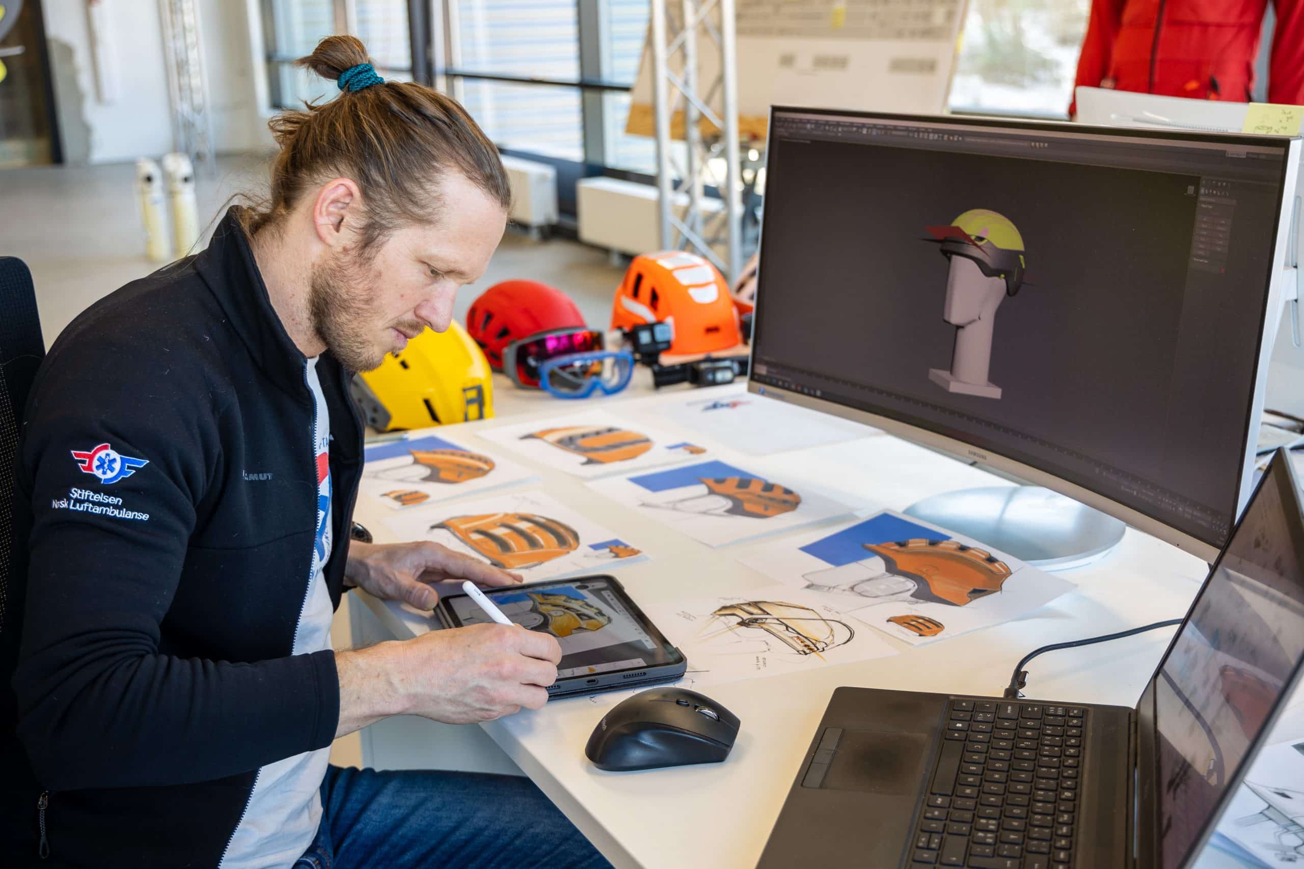 Norsk Luftambulanse utvikler en ny type redningshjelm. I innovasjons-laben i Lommedalen jobber ‪industridesigner Gábor Magyari med tegninger og 3D-modeller av vidunderet.‬‬‬‬‬