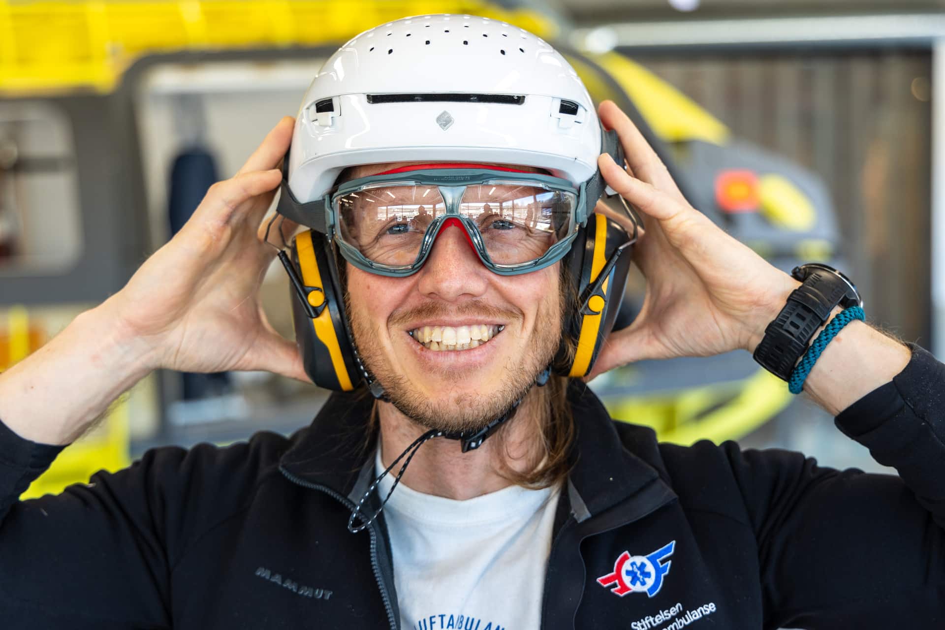 Stiftelsen Norsk Luftambulanse utforsker om det finnes en hjelm som kan brukes i alle anledninger
