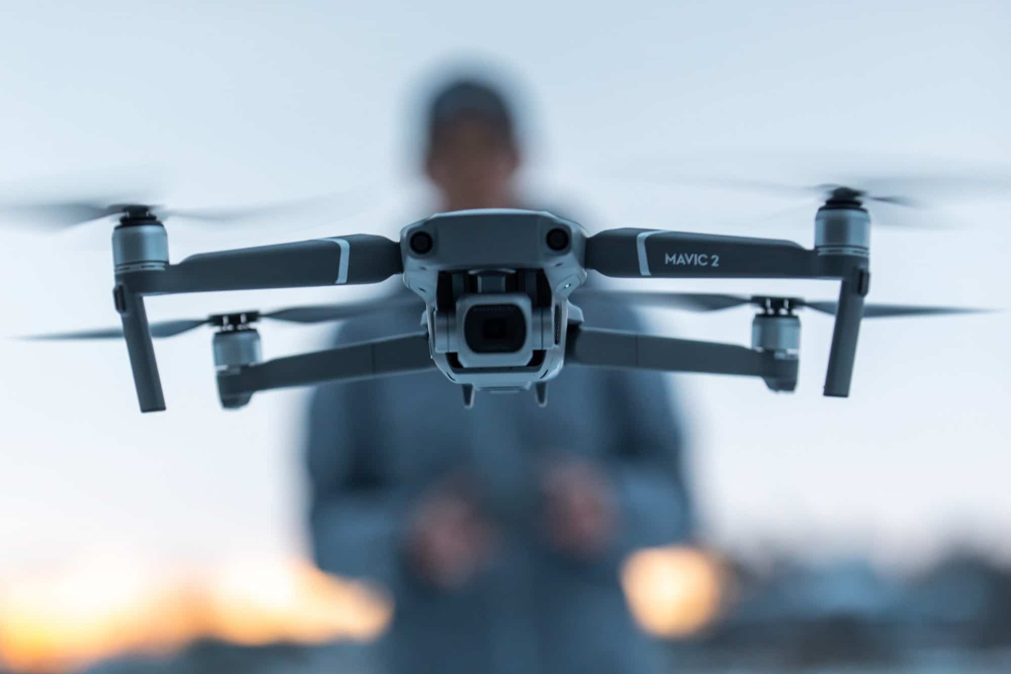 Person flyr drone i vinterlandskap. Foto: Charl van Rooy