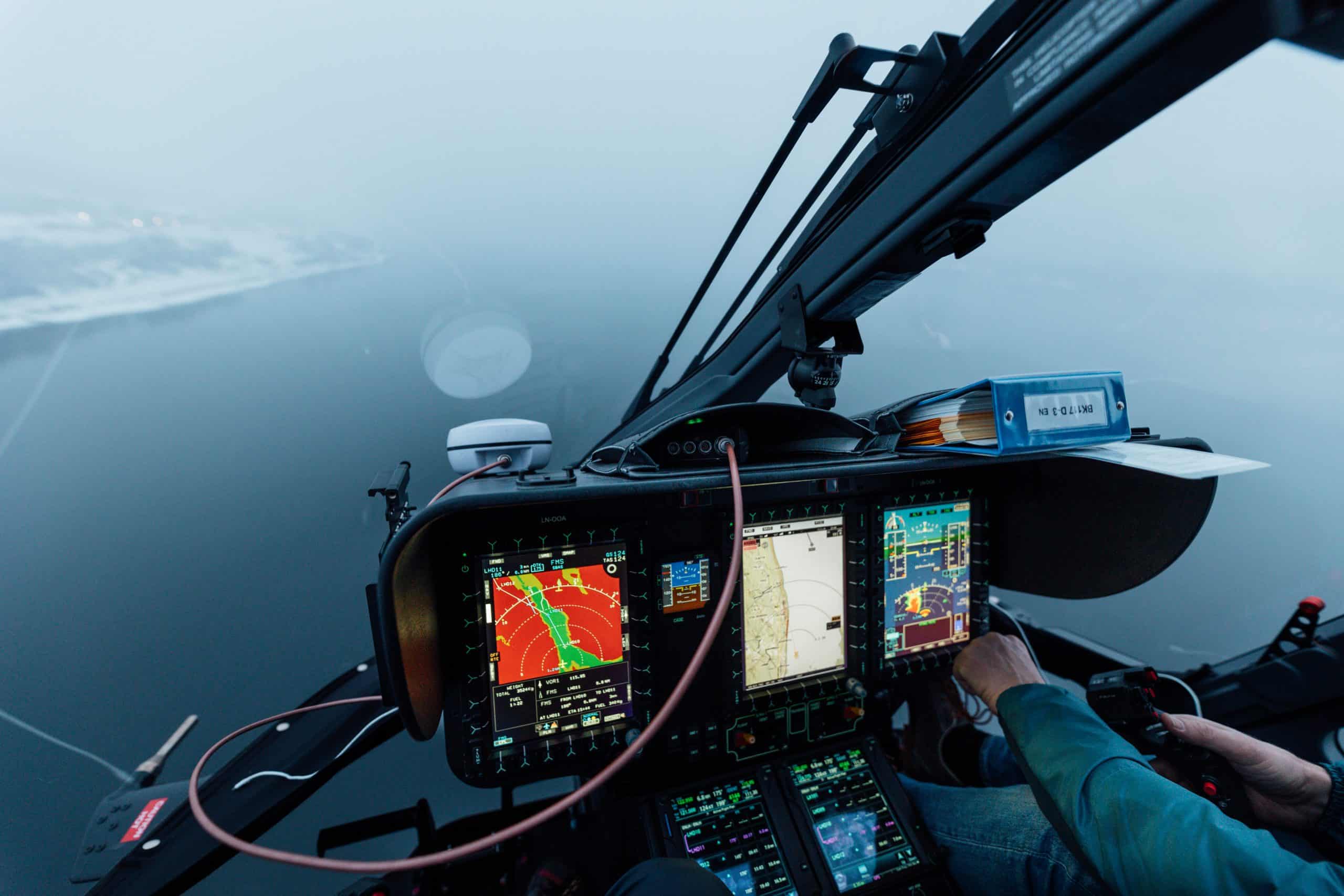 Helikopter flyr i tåke og bruker instrumentflygning via GPS (PinS) for å navigere.