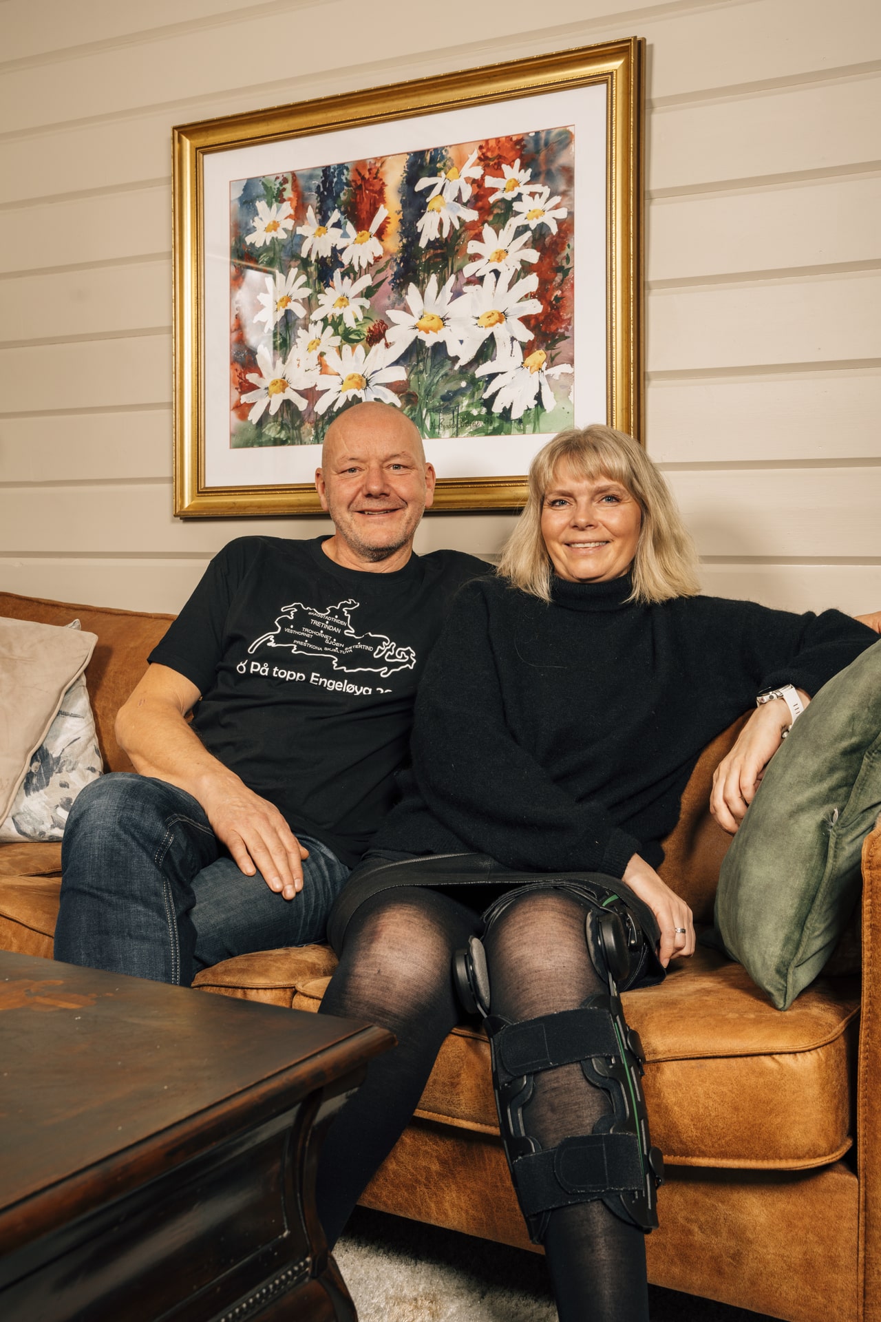 Linda Rindal og samboer Geir-Ove Kristensen sitter i sofaen i stua hjemme på Steigen.