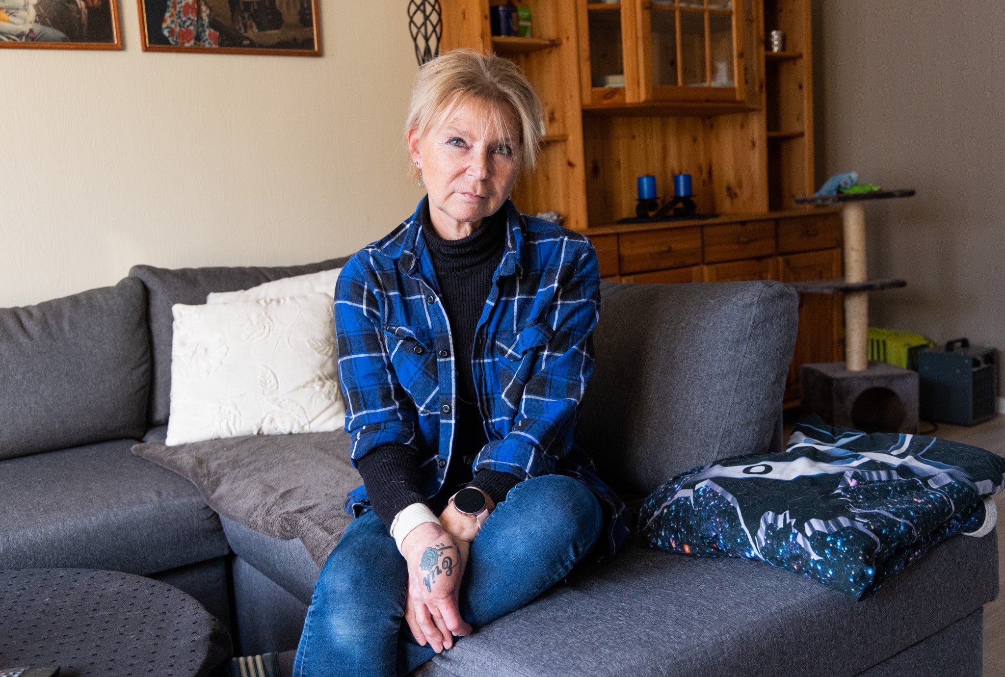 Janne-Helen i sofaen hjemme i Kristansund