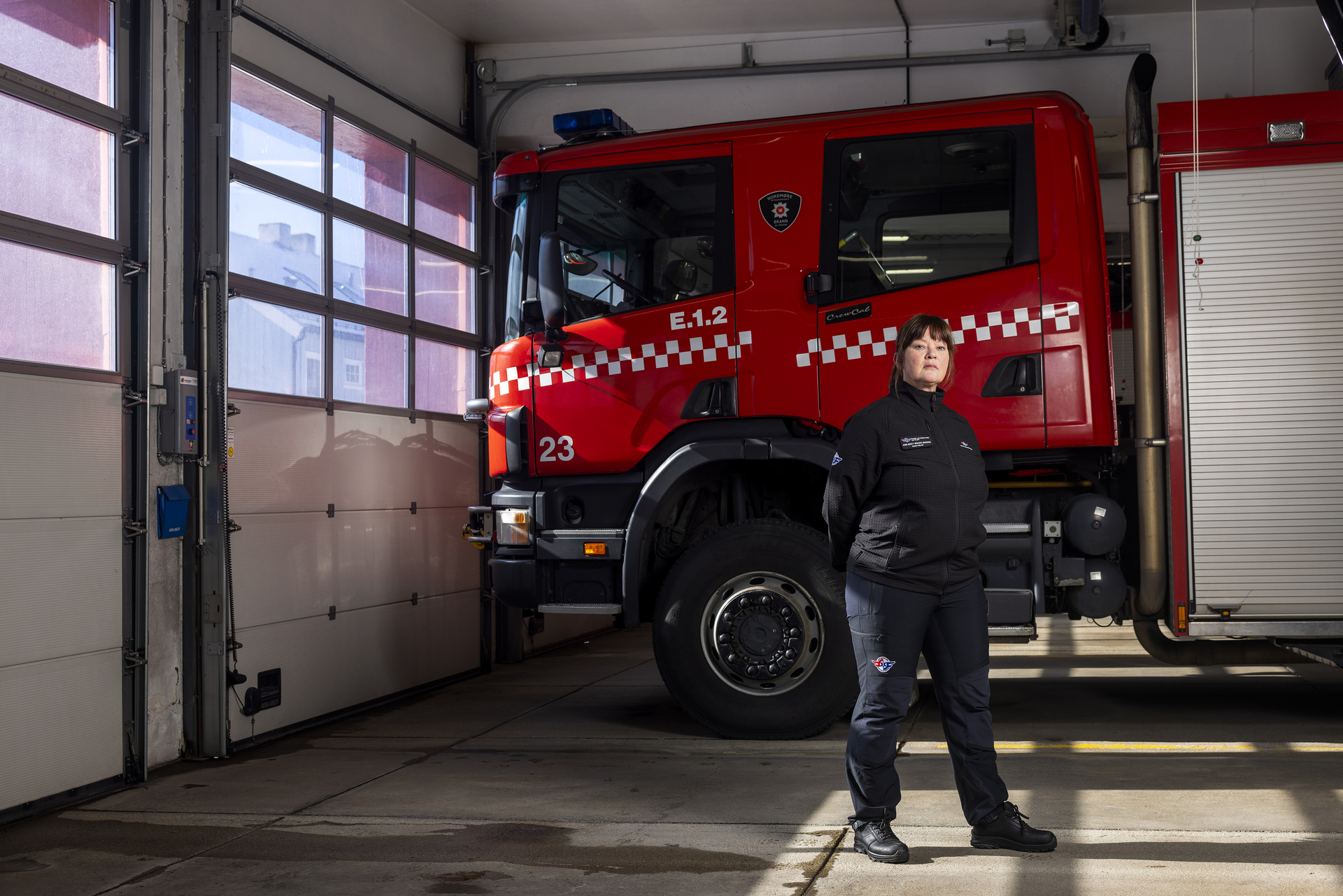 Ann-britt står foran en brannbil