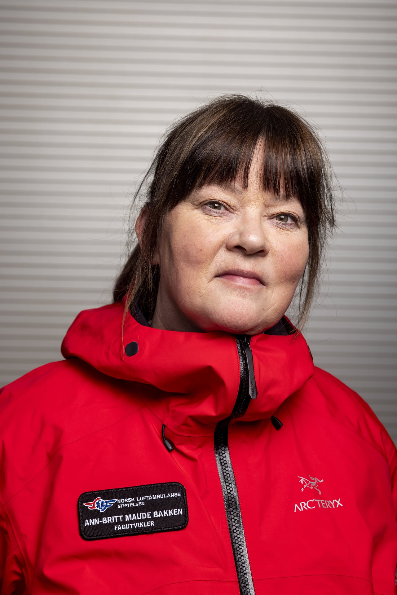 Ann-Britt Maude Bakken er prosjektleder for akutthjelperordningen hos Stiftelsen Norsk Luftambulanse. Her er hun fotografert på brannstasjonen i Kristiansund.