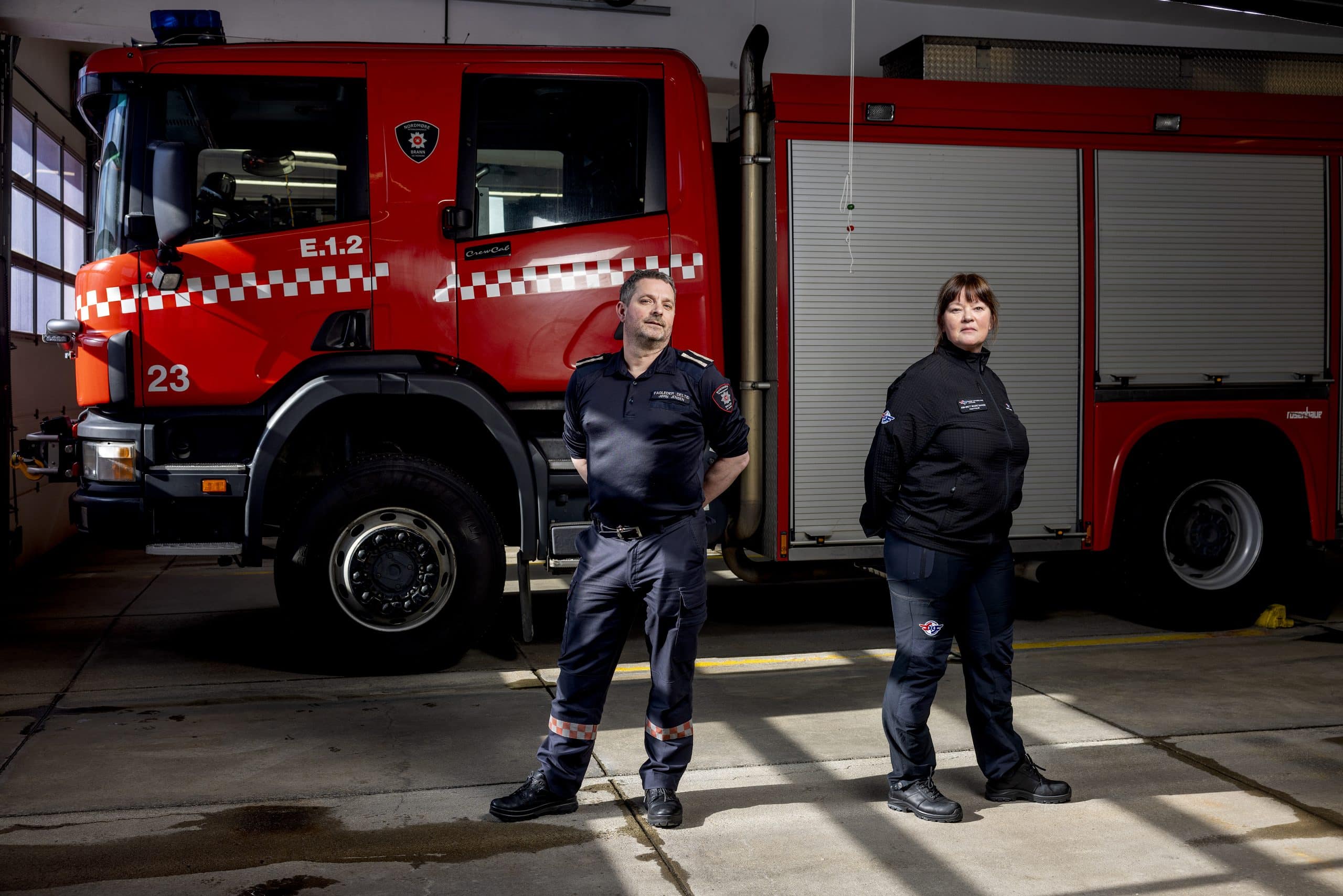 Ann-Britt Maude Bakken er prosjektleder for akutthjelperordningen hos Stiftelsen Norsk Luftambulanse. Her er hun fotografert på brannstasjonen i Kristiansund sammen med Jørn Jensen fra det lokale brannvesenet.