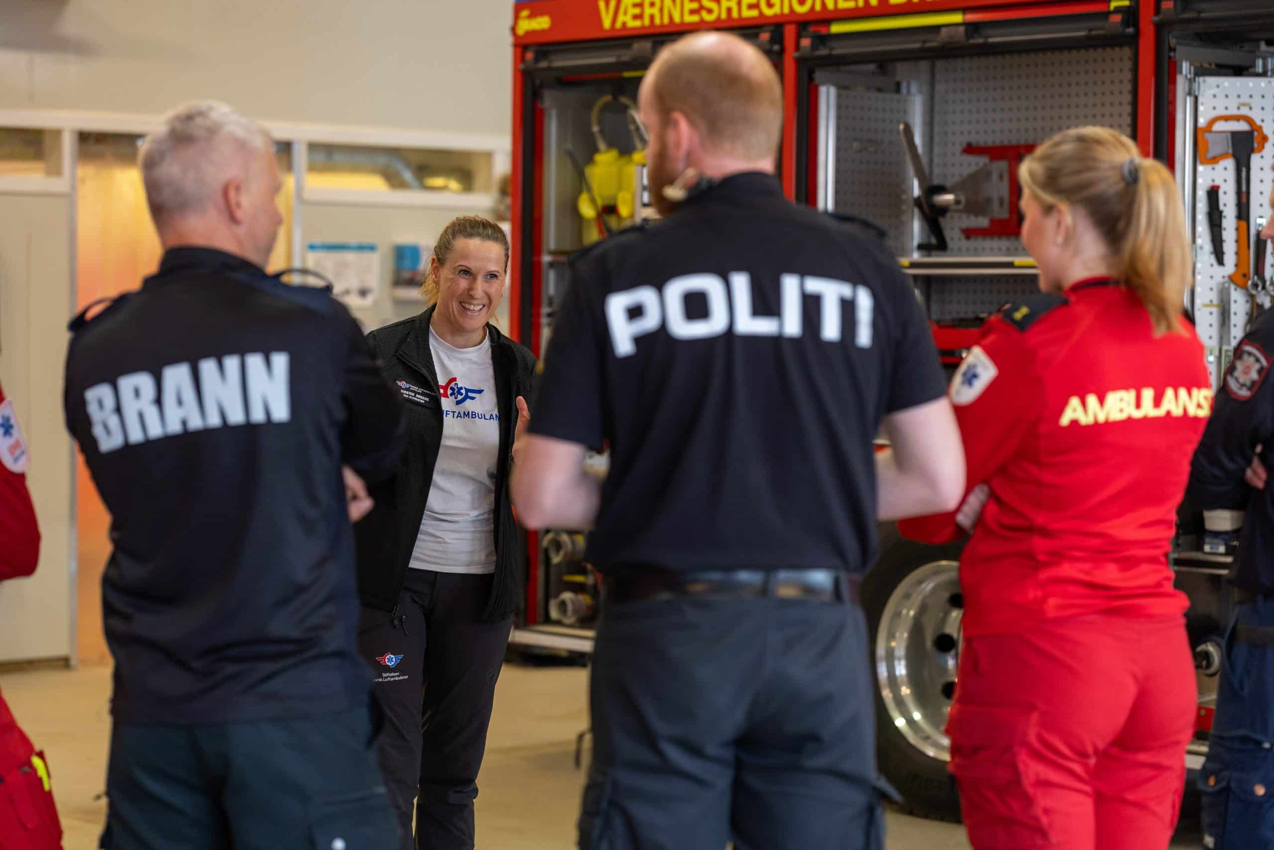 Instruktør Kirsten Røberg i dialog med dyktige kollegaer fra politiet, brannvesenet og ambulansetjenesten i Stjørdal.