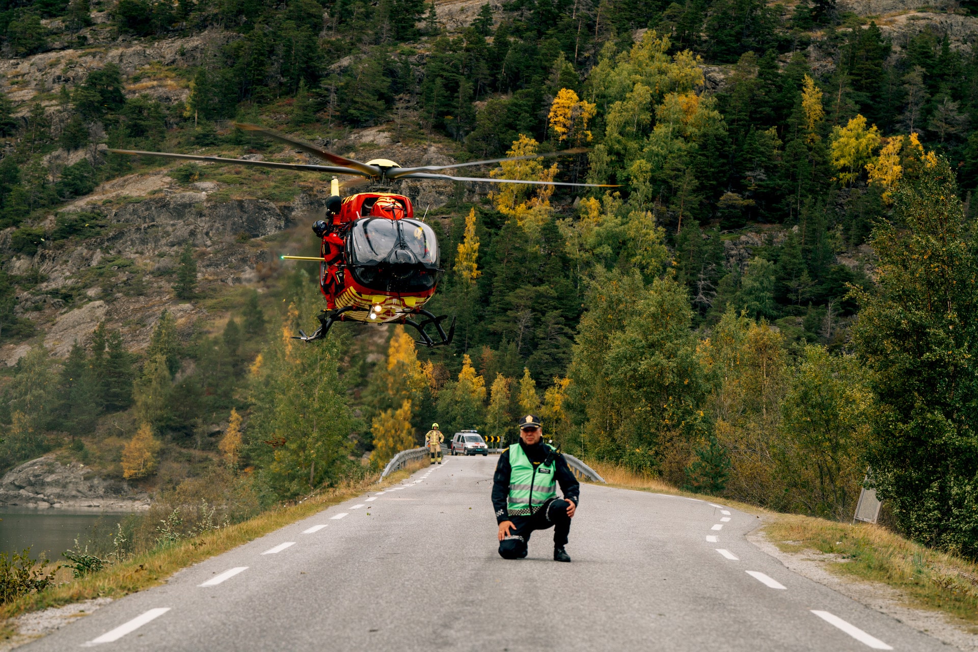 Politikonstabel tar ned et legehelikopter på en avsperret vei