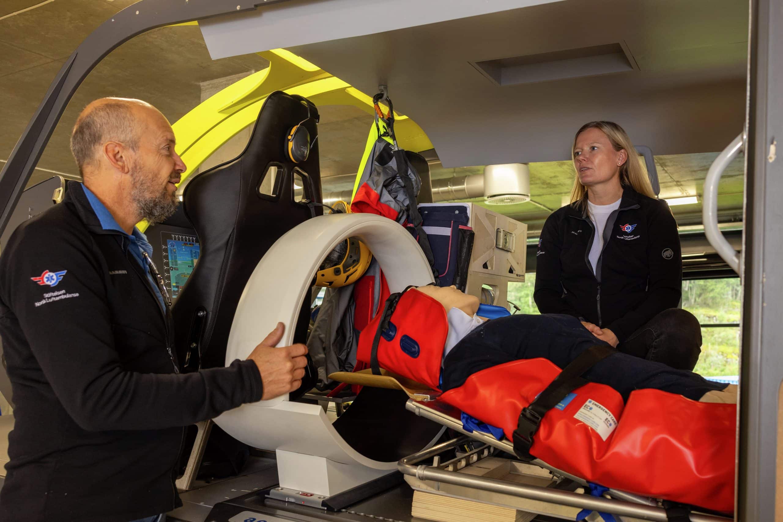 Even Wøllo og Karianne Larsen undersøker hvordan de kan flytte en CT i helikopteret