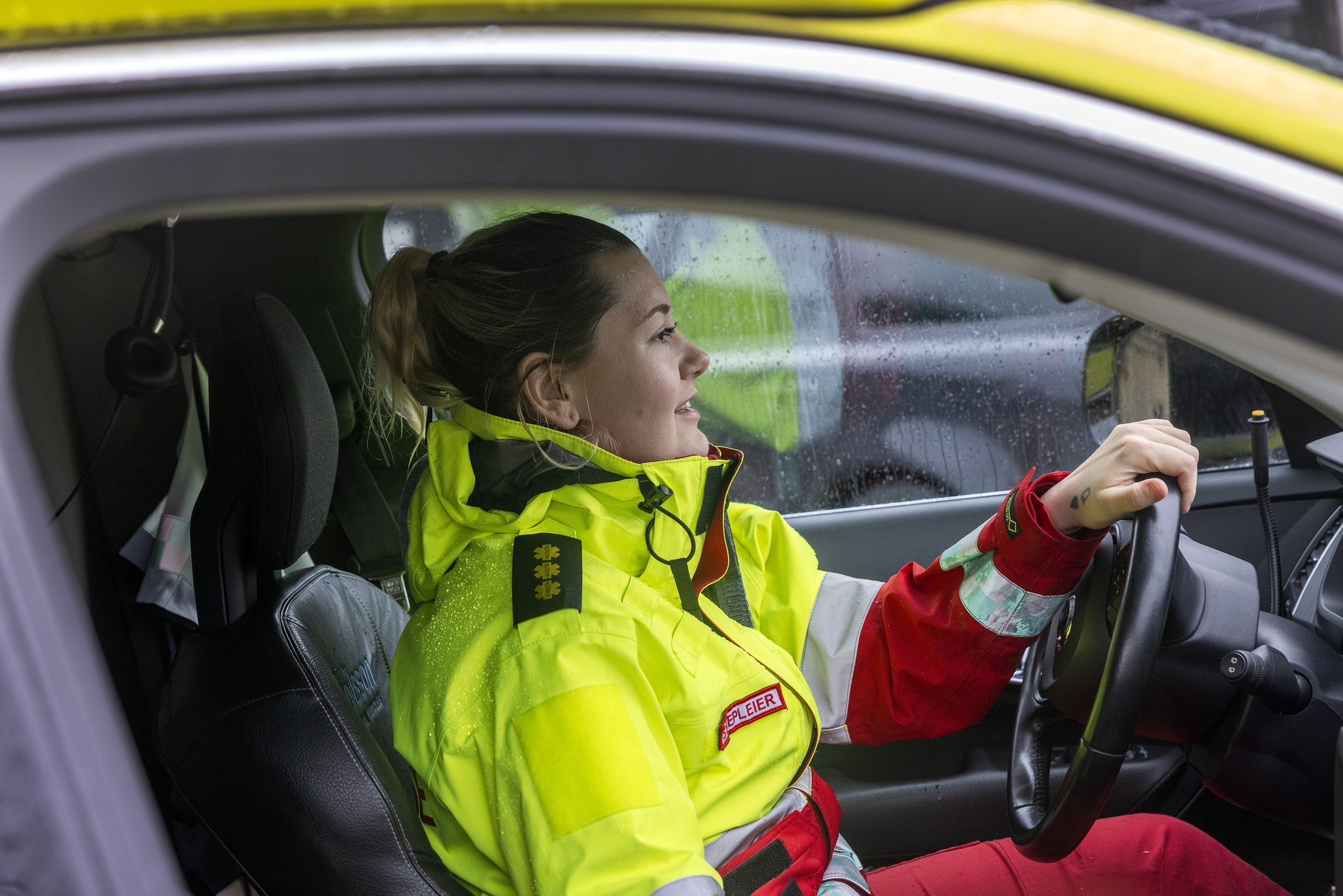 Siv Kristin Bjørnevik jobber i ambulansetjenesten på Ørnes. Her kjører hun ambulanse i Meløy.