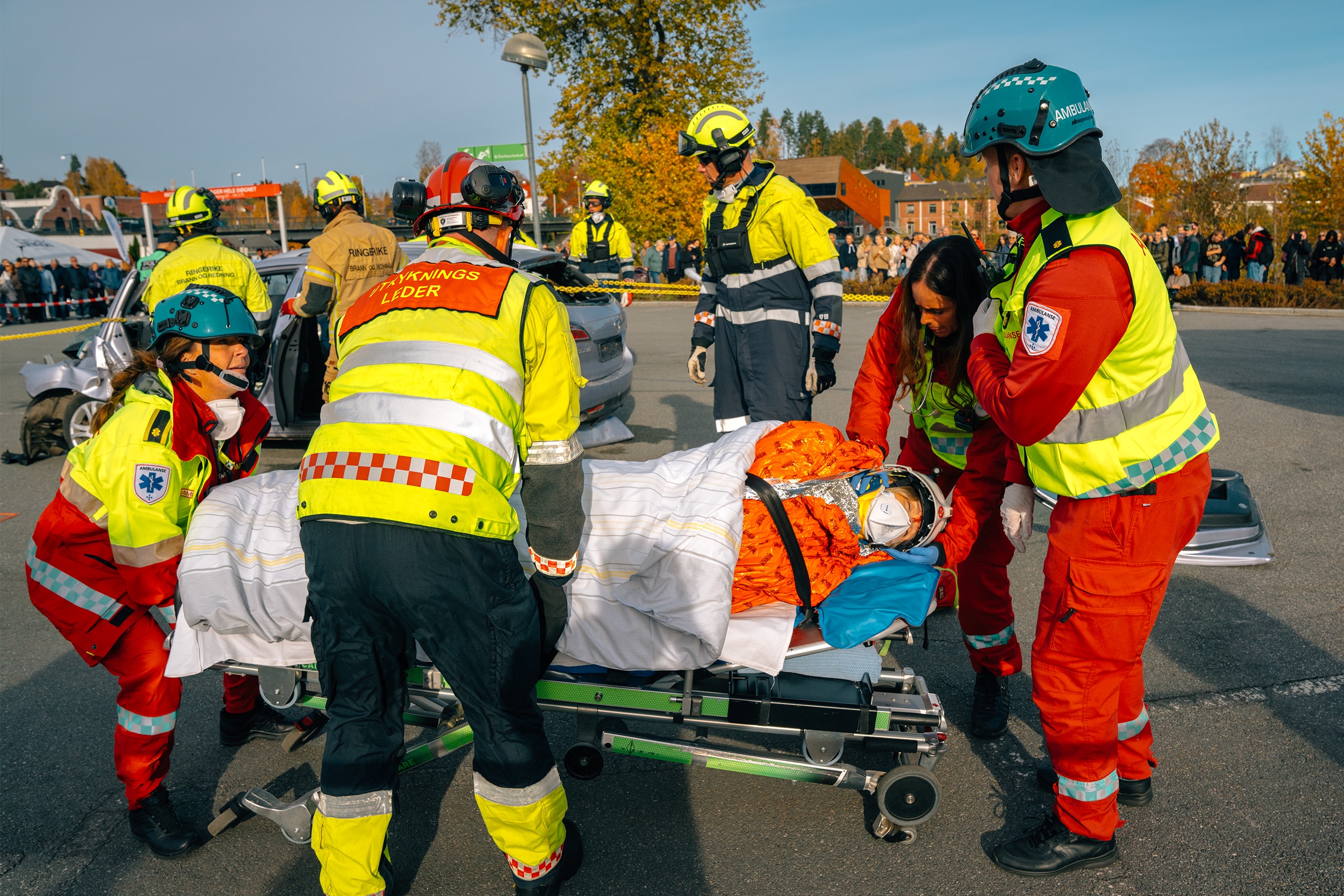 Flere etater bidrar til å bringe pasienten til ambulansen.