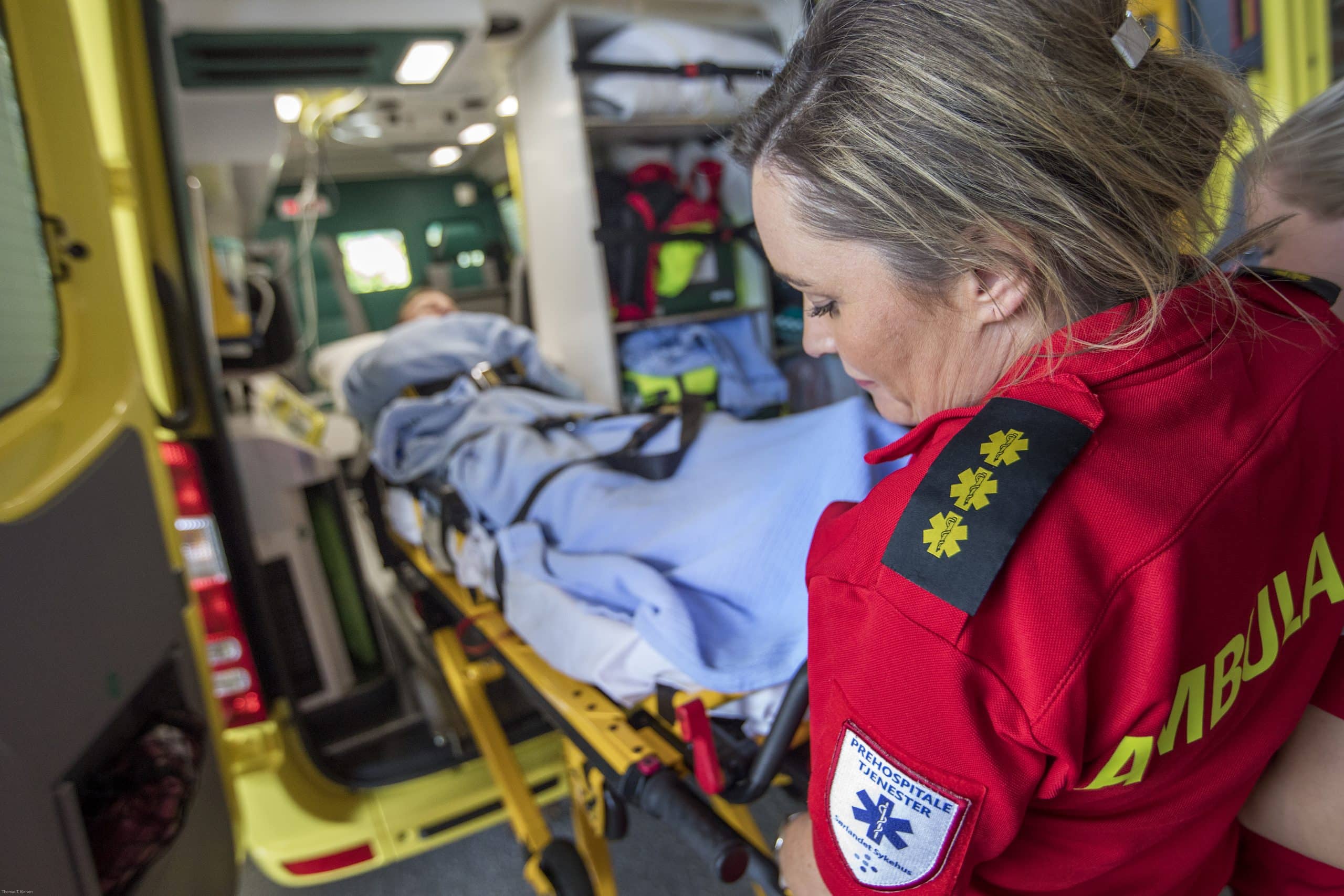 Inger Lene Grostøl tar en pasient ut av Infarktambulansen ved akuttmottaket i Arendal. Bildet er tatt for SNLA og er fra en rundtur på Sørlandet med Infarktambulansen fra Søgne til Arendal.