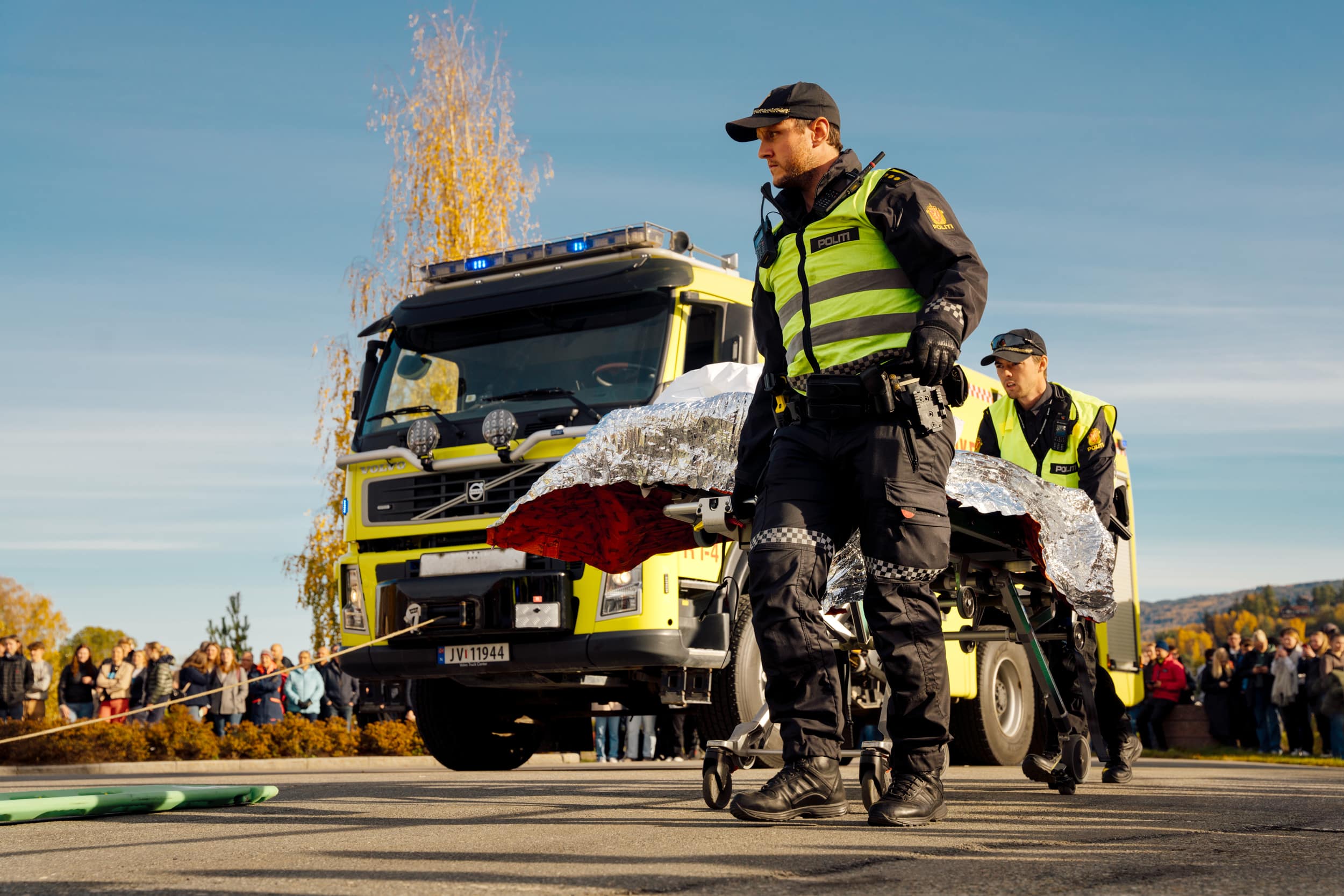 Politiet på TAS 25-markering i Hønefoss. Her bidrar de til å redde en skadet person fra en bilkrasj.