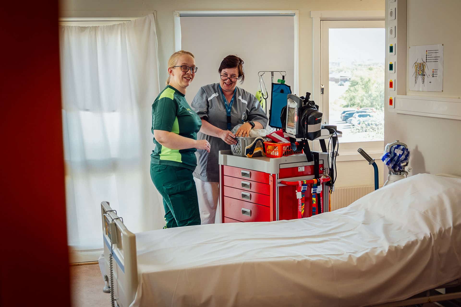 Britt Larsen Mehmi jobber som kommuneoverlege i Vadsø. Hun ønsker bedre akuttberedskap i nord. Her avbildet med legevaktsykepleier Anne Marie Jakobsen på akuttrommet ved legekontoret i Vadsø.
