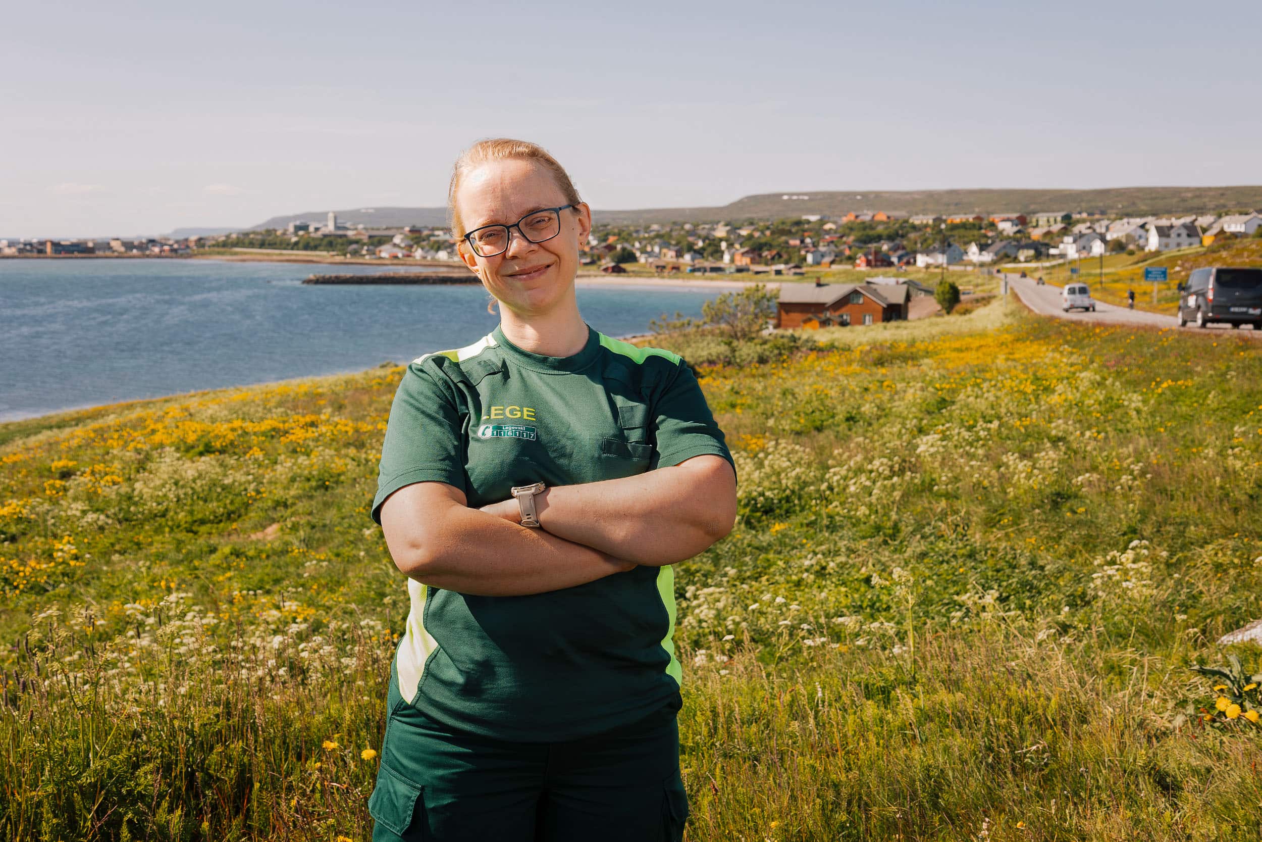 Portrett av Britt Larsen Mehmi, som jobber som kommuneoverlege i Vadsø. Hun ønsker bedre akuttberedskap i nord.