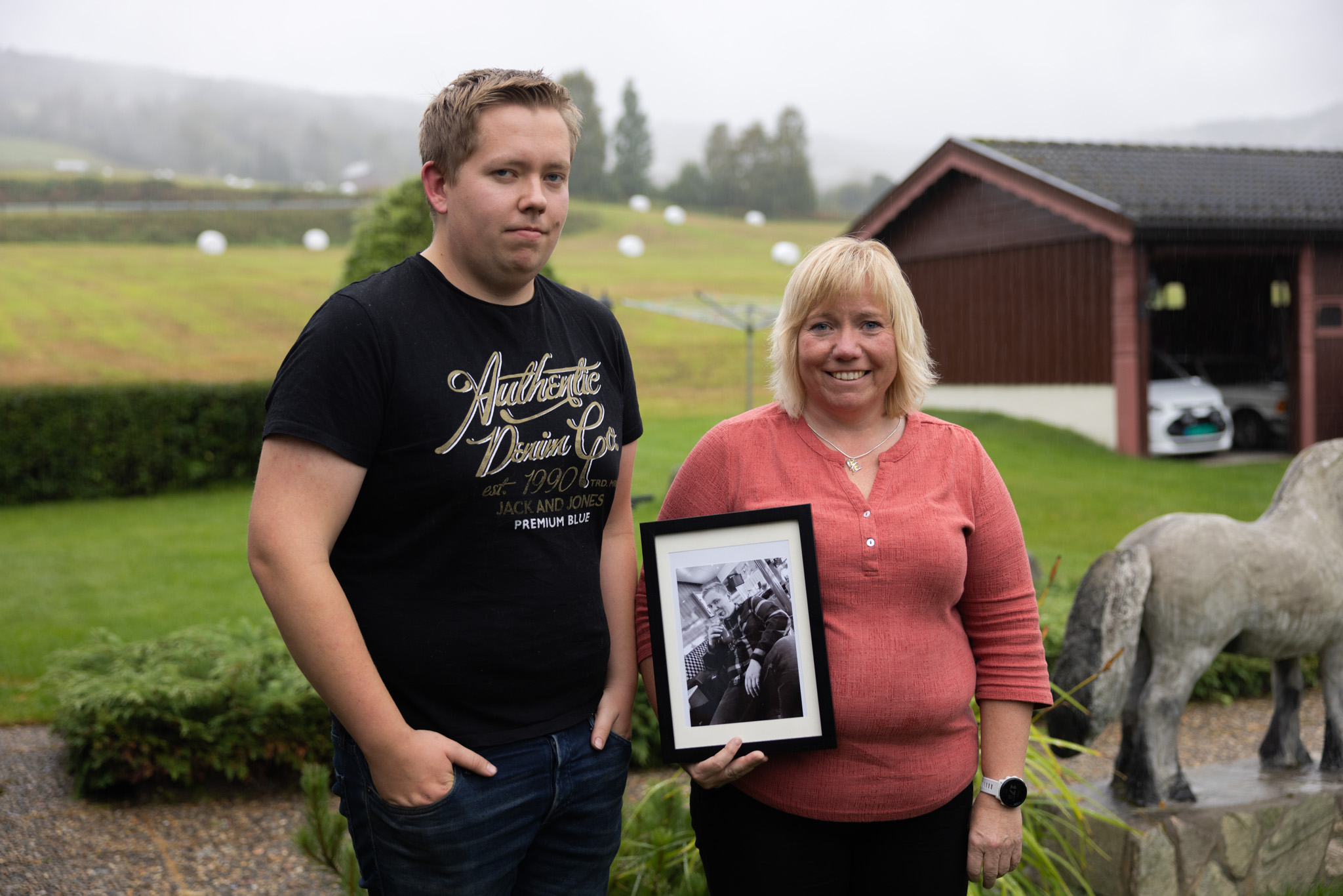 Gro Bjørnødegård og Vidar Bjørnødegård med bildet av Sondre