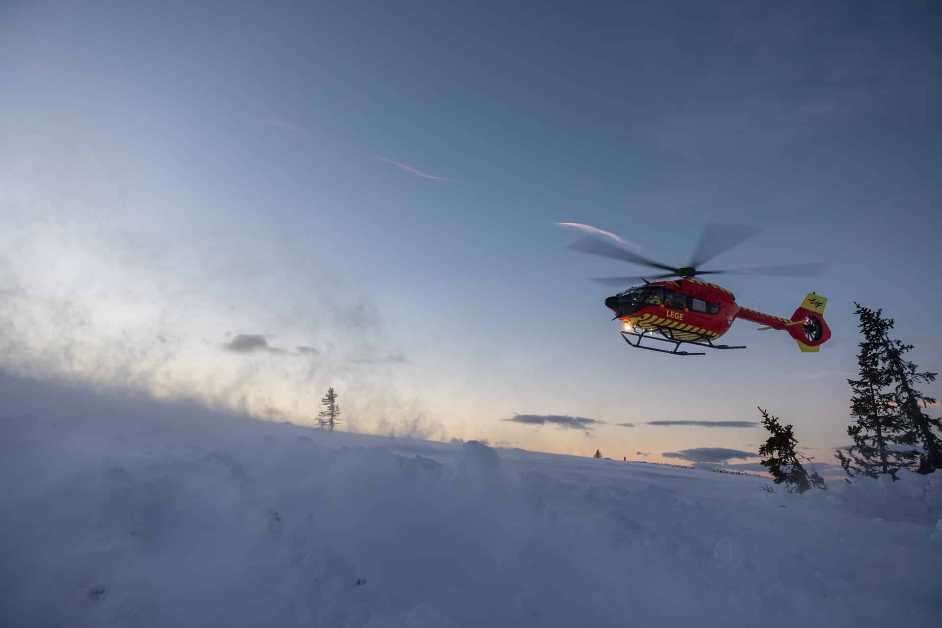 Utviklingshelikopter flyrover en snødekt dal
