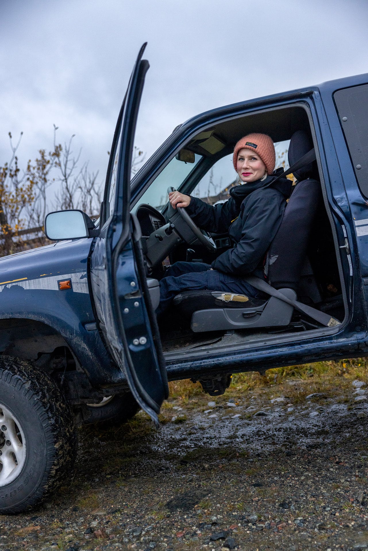 
Hilde Wara er ny sjeflege i Stiftelsen Norsk Luftambulanse. Her kjører hun en av familiens to biler i nærområdet ved familiens hus.