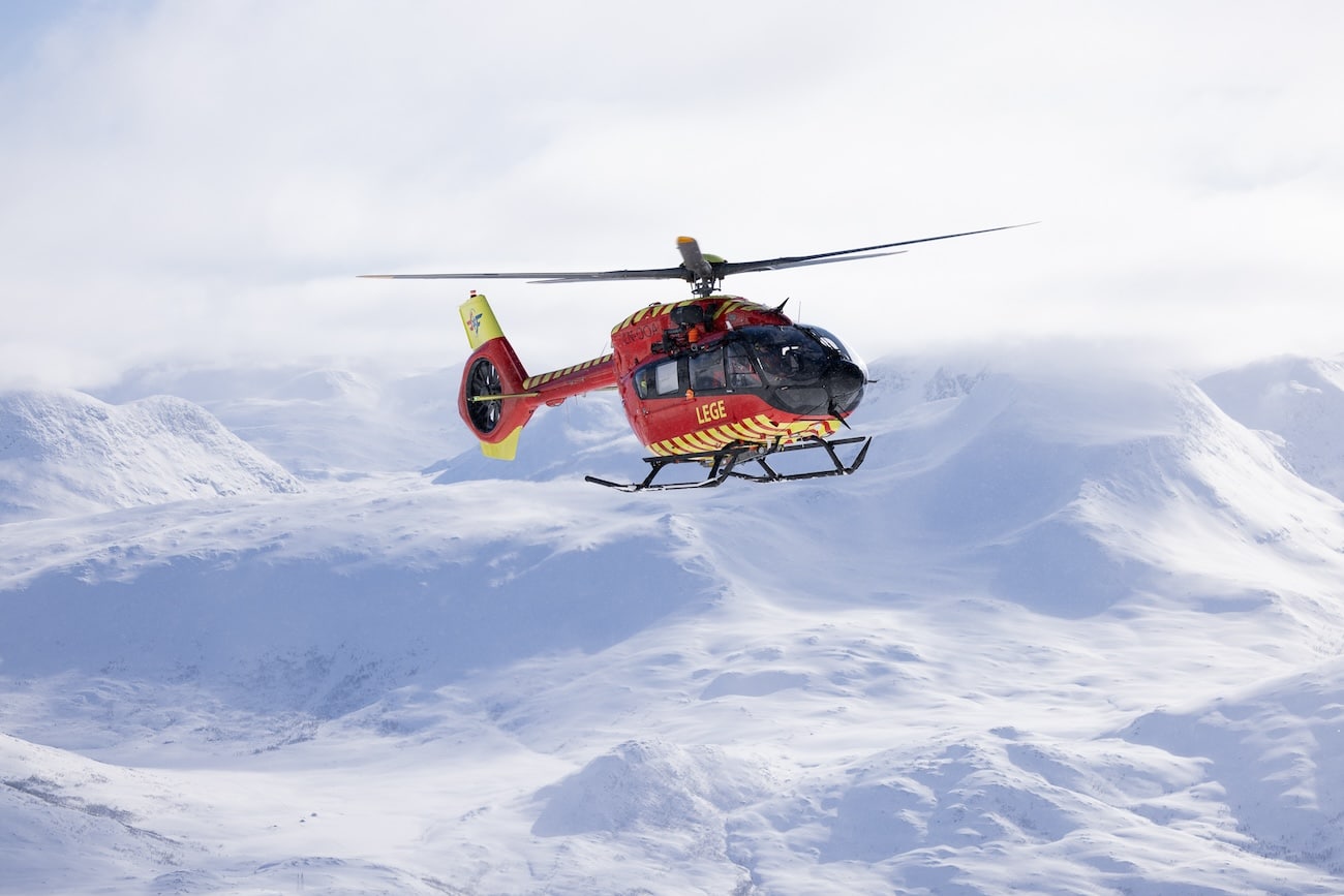 Utviklingshelikopteret flyr over fjell