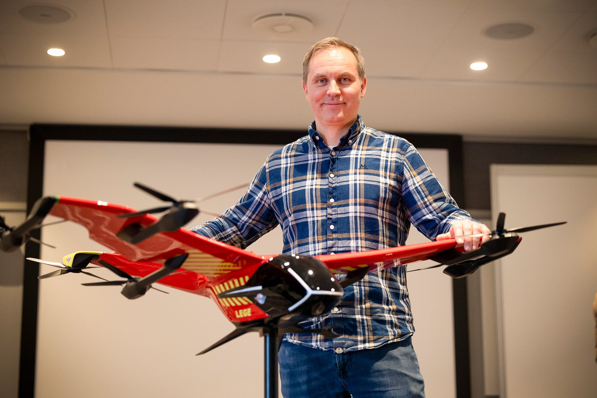 LEGEDRONE: Harald Jøsendal er Norsk Luftambulanses prosjektleder for legedrone-prosjektet stiftelsen har sammen med Airbus. (Foto: Jørn Finsrud / Ambulanseforum)