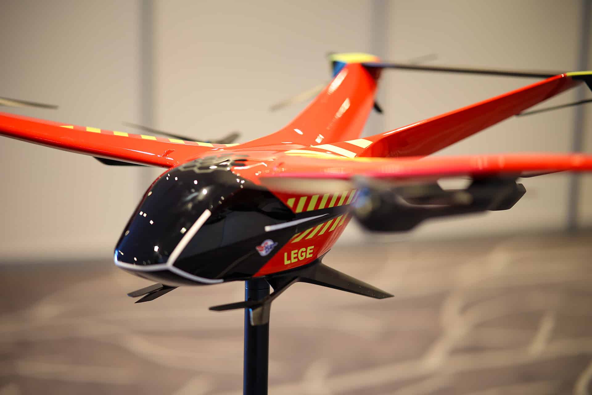 Modell av Airbus eVTOL-drone, som er modifisert i samarbeid med Stiftelsen Norsk Luftabulanse. Vi ser på mulighetene for å utviklet et elektrisk og bemannet legehelikopter. 