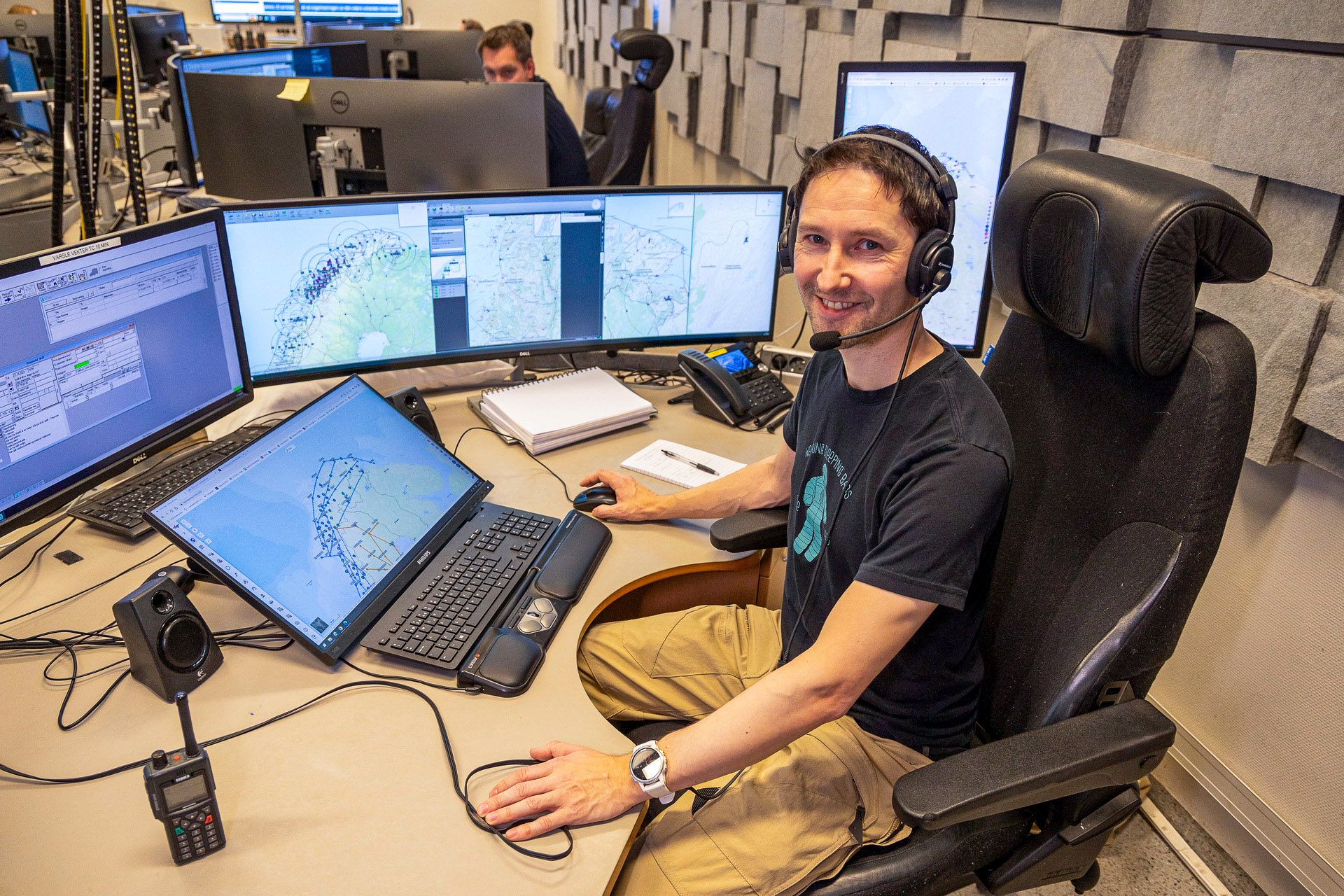 
På 113-sentralen i Tromsø sitter luftambulansekoordinator Vegard Hedly Høiden og har full kontroll på hvor helikoptrene til enhver tid befinner seg.