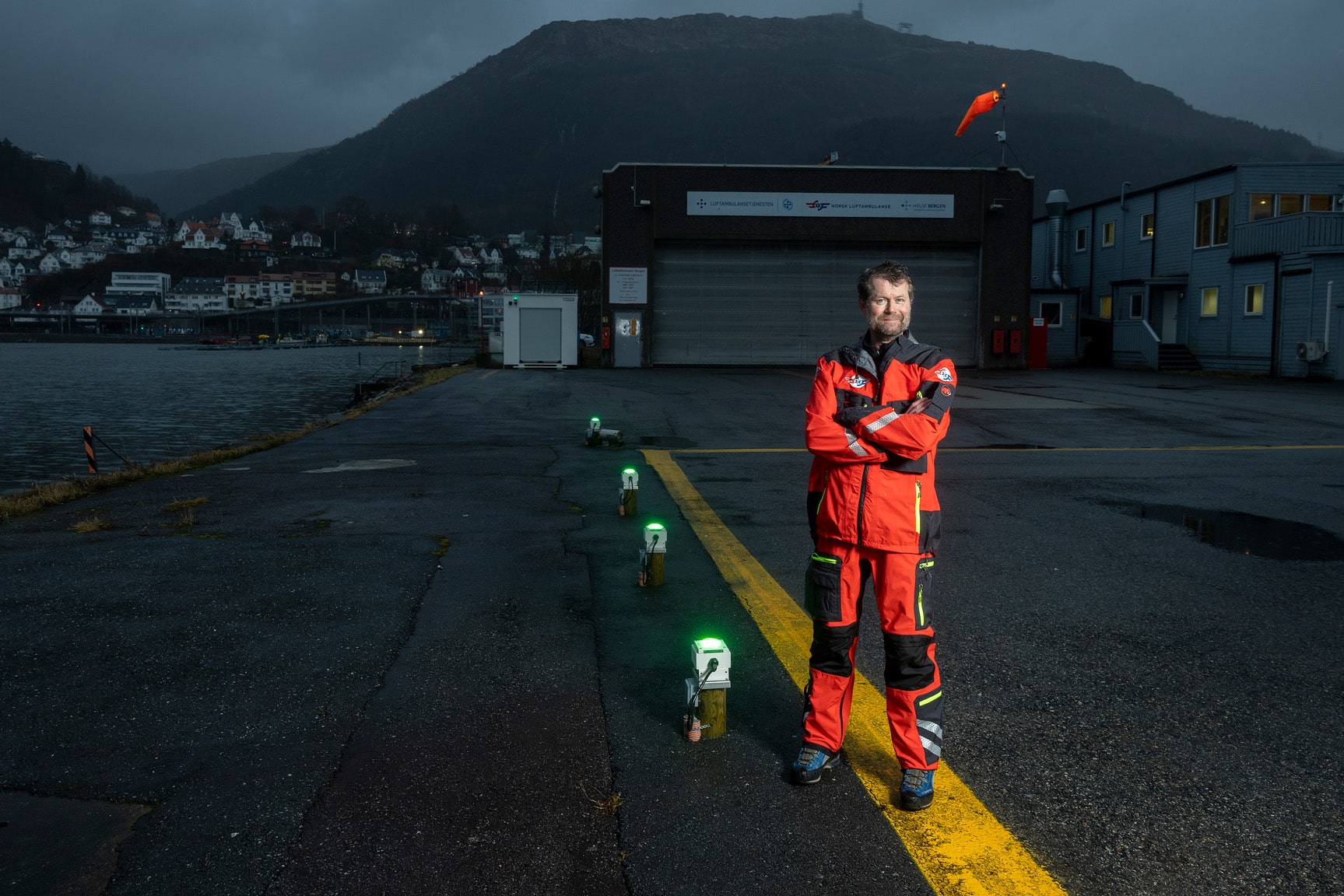 Luftambulanselege Øyvind Thomassen på helikopterets landingsplass på legehelikopterbasen i Bergen