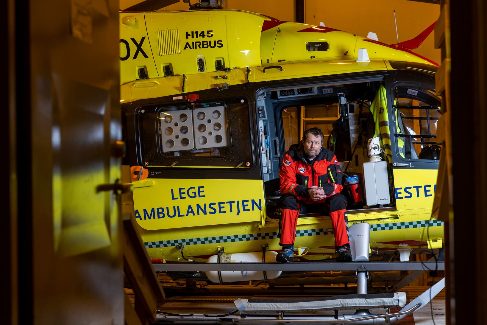 
Anestesilege Øyvind Thomassen fotografert i/ved Luftambulansens base i Bergen.