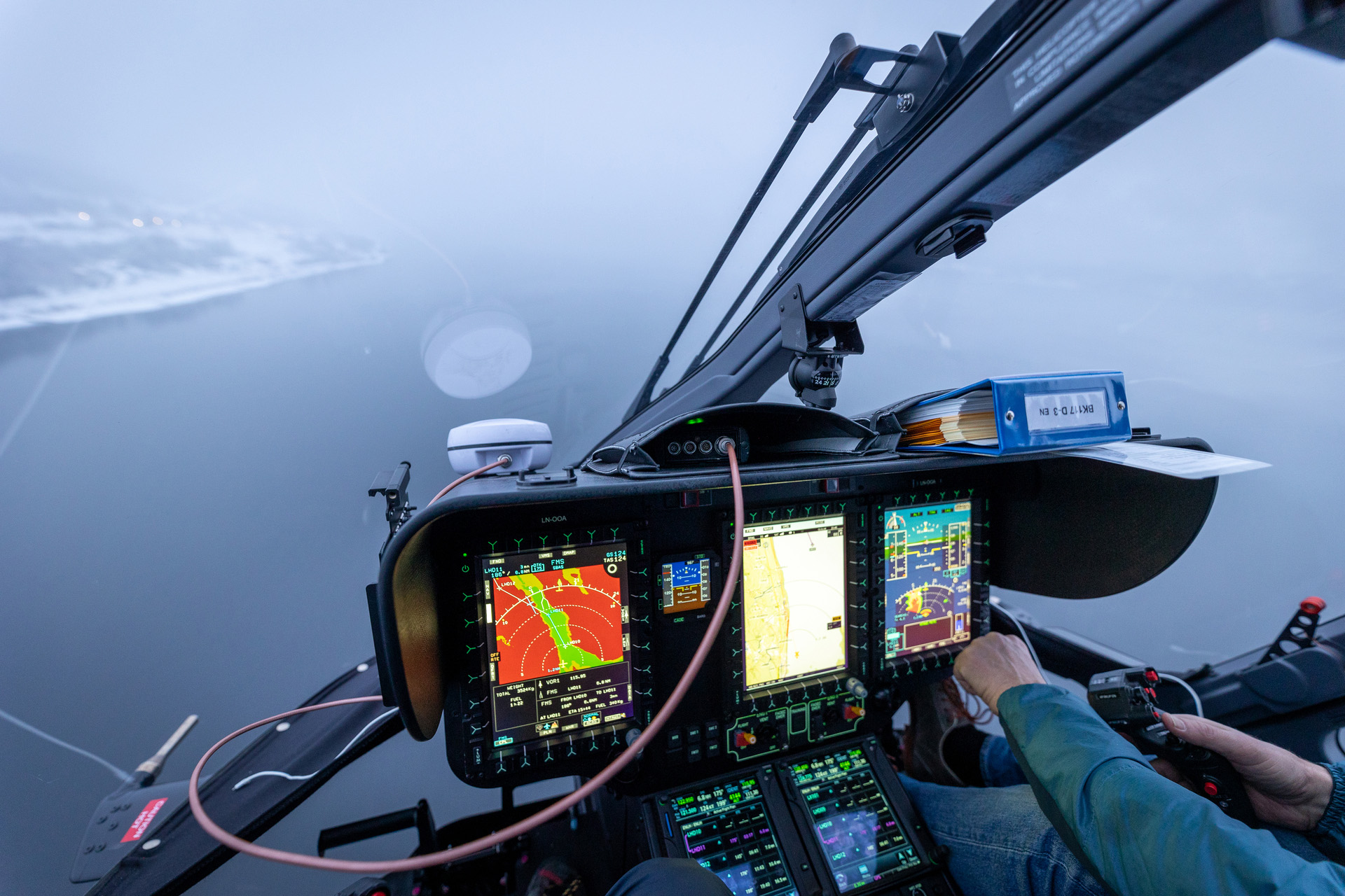 PinS-rute flys inn over Mjøsa. Dette er GPS-baserte innflygningsprosedyrer som lar helikoptrene «fly i blinde». Disse rutene lages og finansieres av Stiftelsen Norsk Luftambulanse.