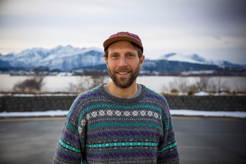 Ung mann ser inn i kamera