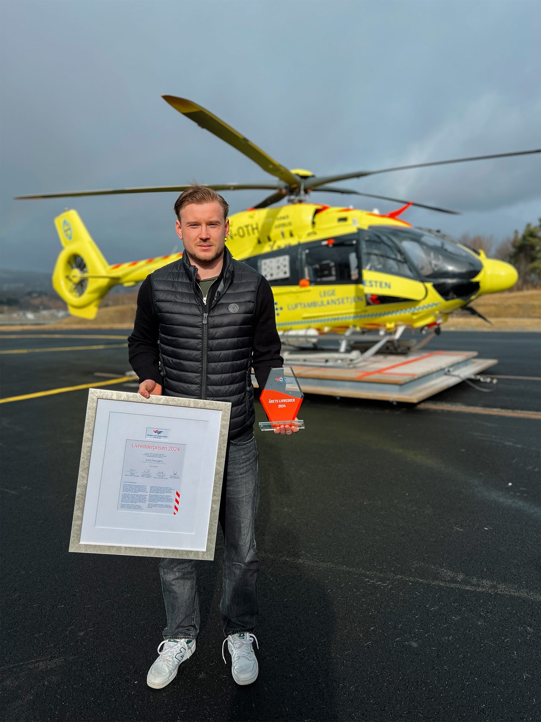 Emil Persgård mottok Livredderprisen for sin innsats i å redde farens liv da han fikk hjertestans.