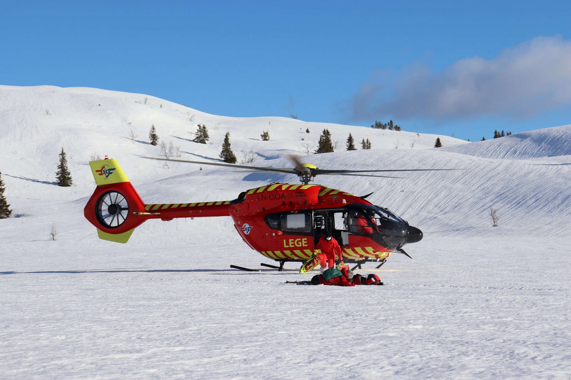 Helikopter lander rett ved pasient
