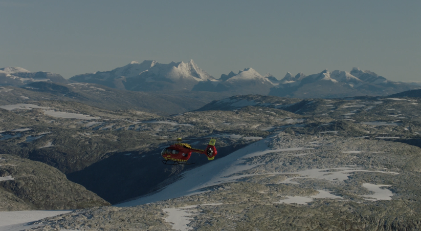 Utviklingshelikopter flyr over fjell