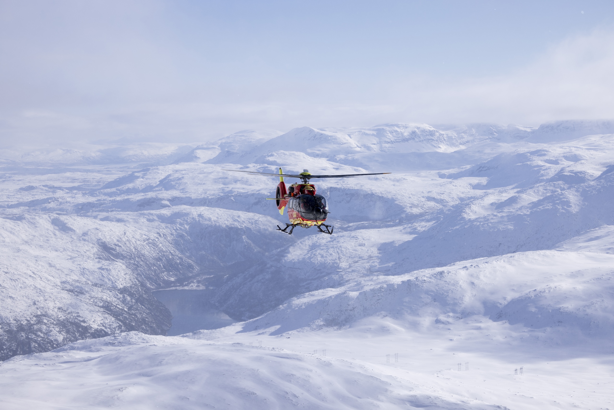 Utviklingshelikopteret flur over snødekte fjell