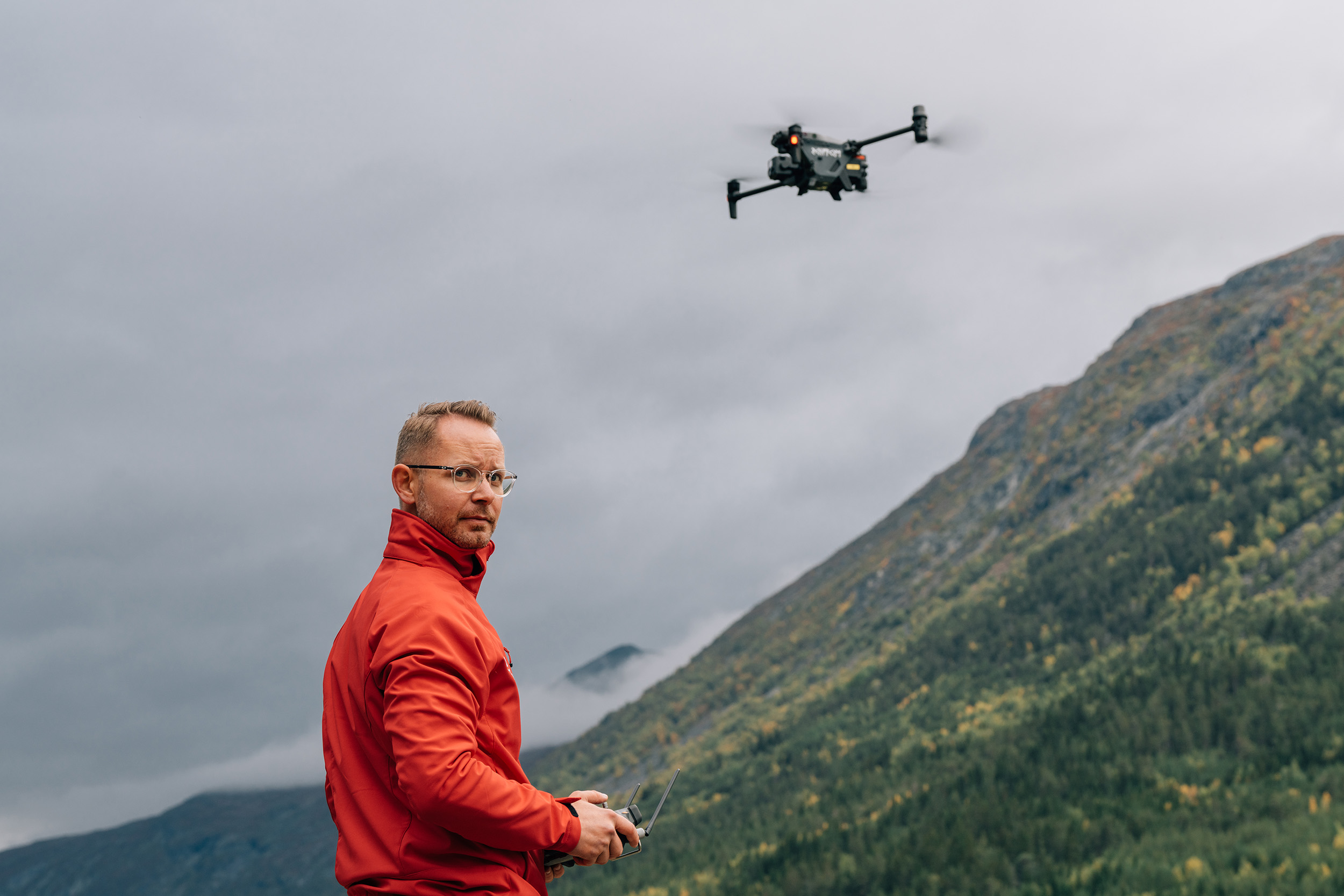 Jørgen Hauge Skogmo flyr drone