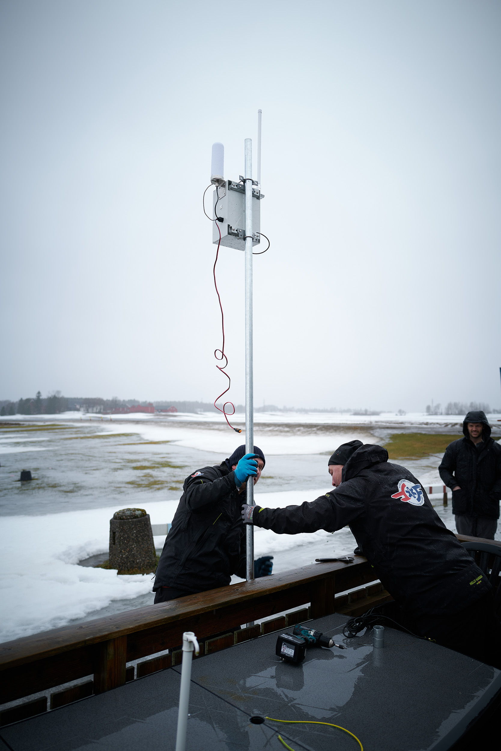 NLA Teknologi setter opp en dronedetektor. Disse kan se droner på flere kilometers avstand. Foto: Jørgen Hauge Skogmo