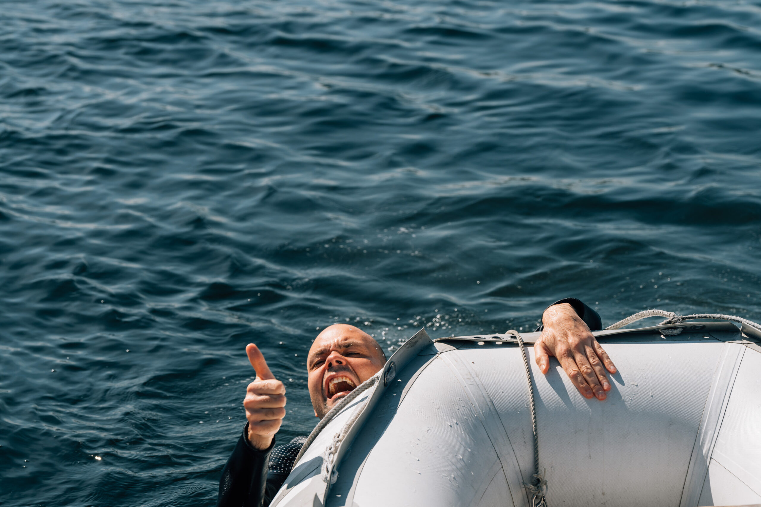 Lars Berrum gir tommel opp i vannet. Bilde tatt i forbindelse med filming av opplysningsfilm om drukning.