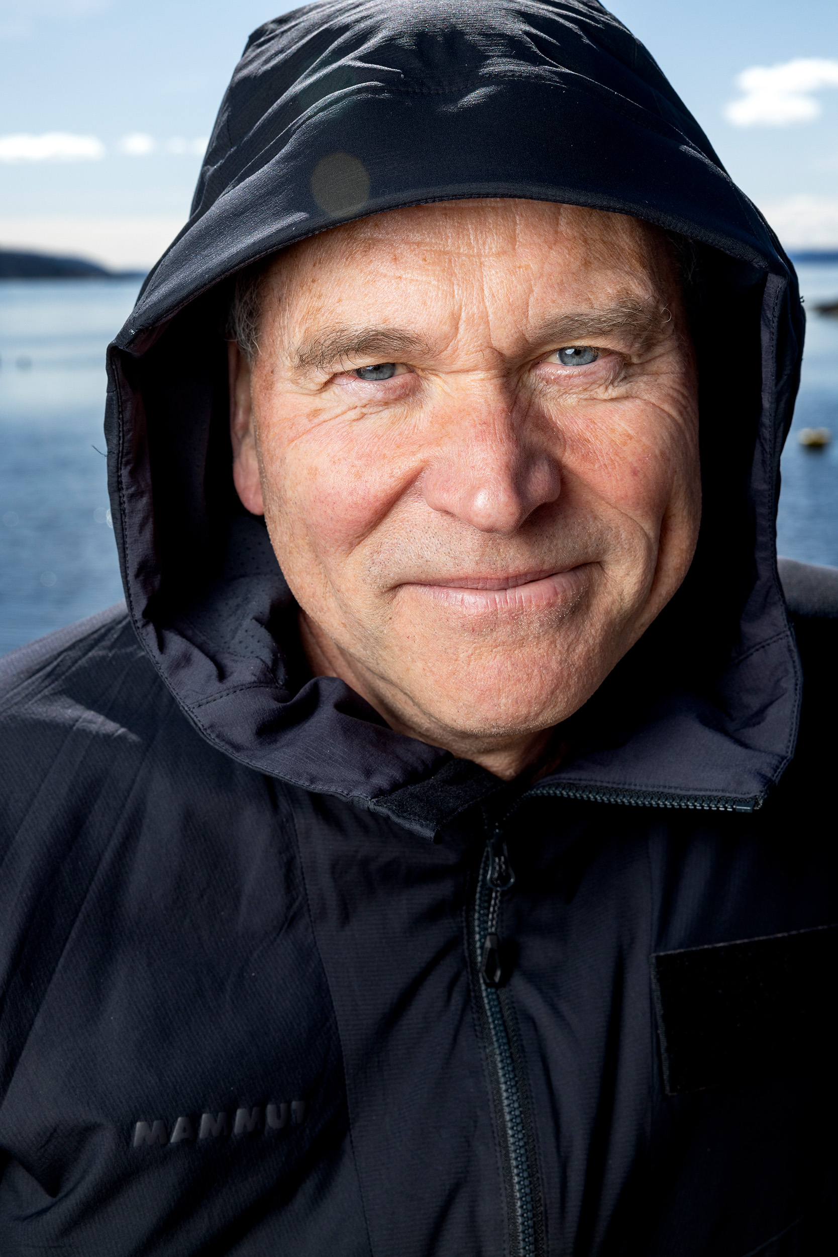 Nærportrett av Hans Morten Lossius med hetten over hodet. Han er tidligere generalsekretær i Stiftelsen Norsk Luftambulanse.