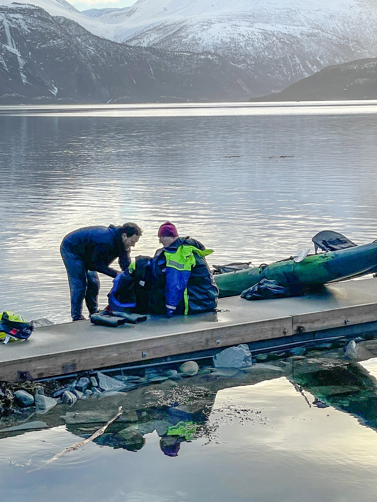 Marc varmer opp Tore på bryggen