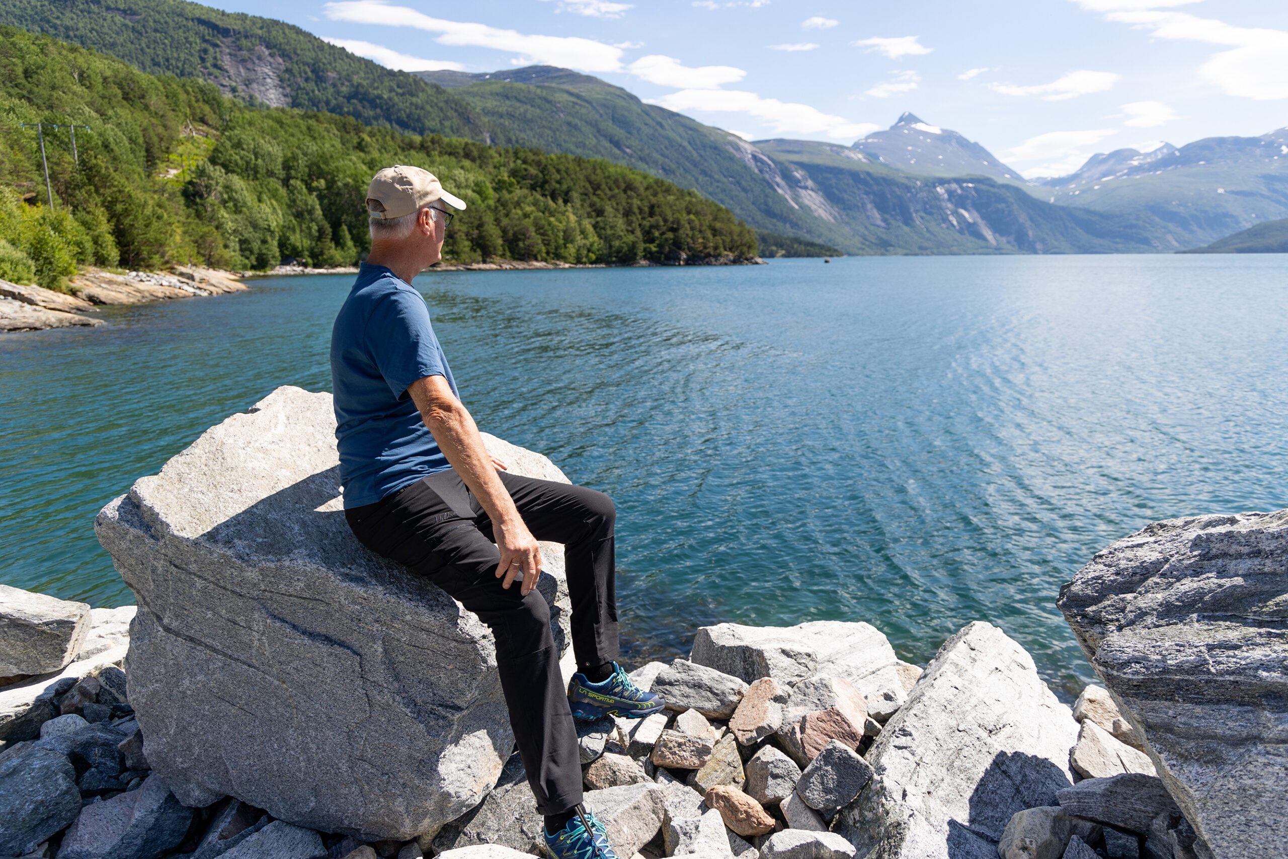 Tore titter ut der han veltet båten sin