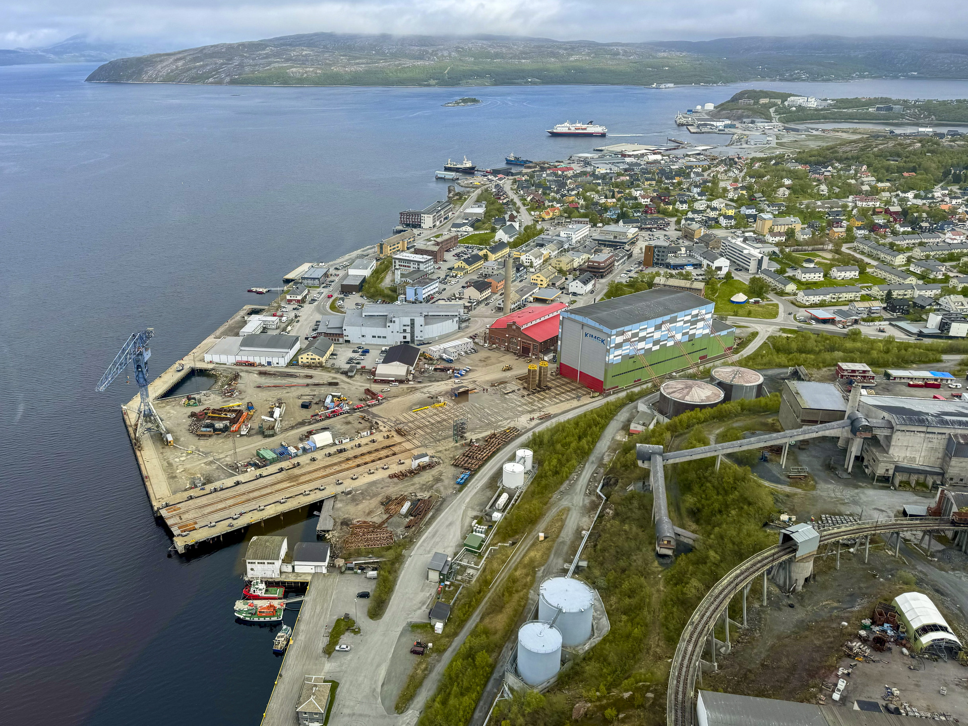 Øver på det som kan skje: Kurset i tverretatlig akuttmedisinsk samarbeid tar utgangspunkt i lokale risiko- og sårbarhetsanalyser. Deltakerne i Kirkenes øvde denne gangen på scenarioer som utspilte seg på Kirkenes videregående skole, KIMEK, et cruise-skip utenfor kysten og fartøy til kai i sentrum. De trente også på en samferdselsulykke.