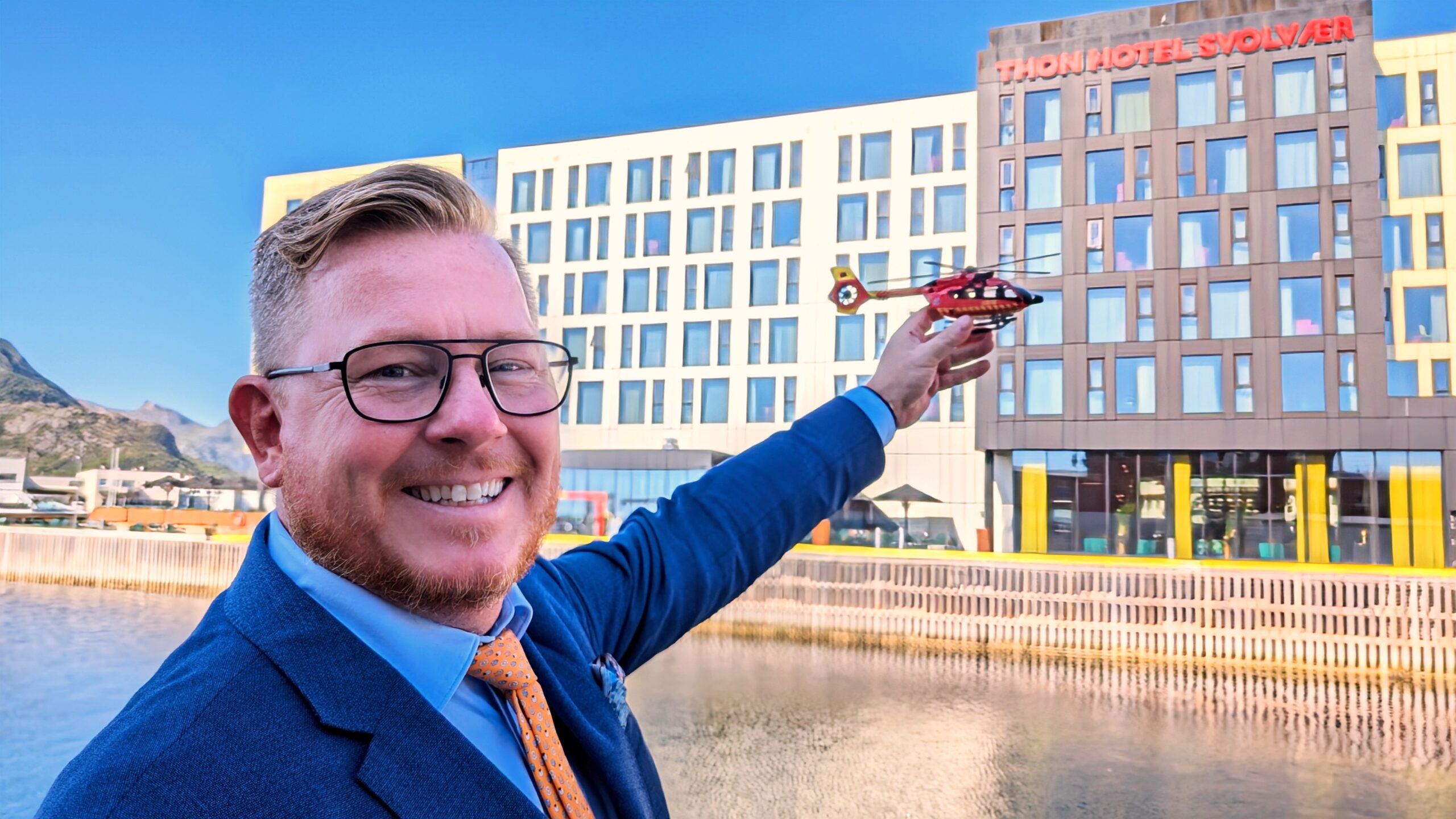 Erik Traladset Thon Hotel Svolvær utenfor hoteller med et modellhelikopter