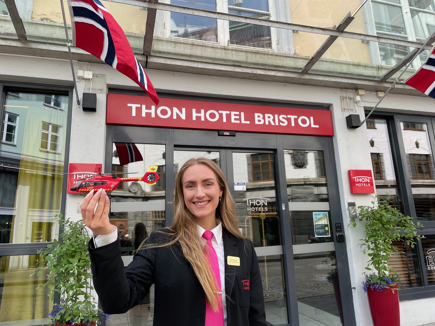 Jill Aline Knutsen fra Thon Hotels Bristol står utenfor med et modellhelikopter