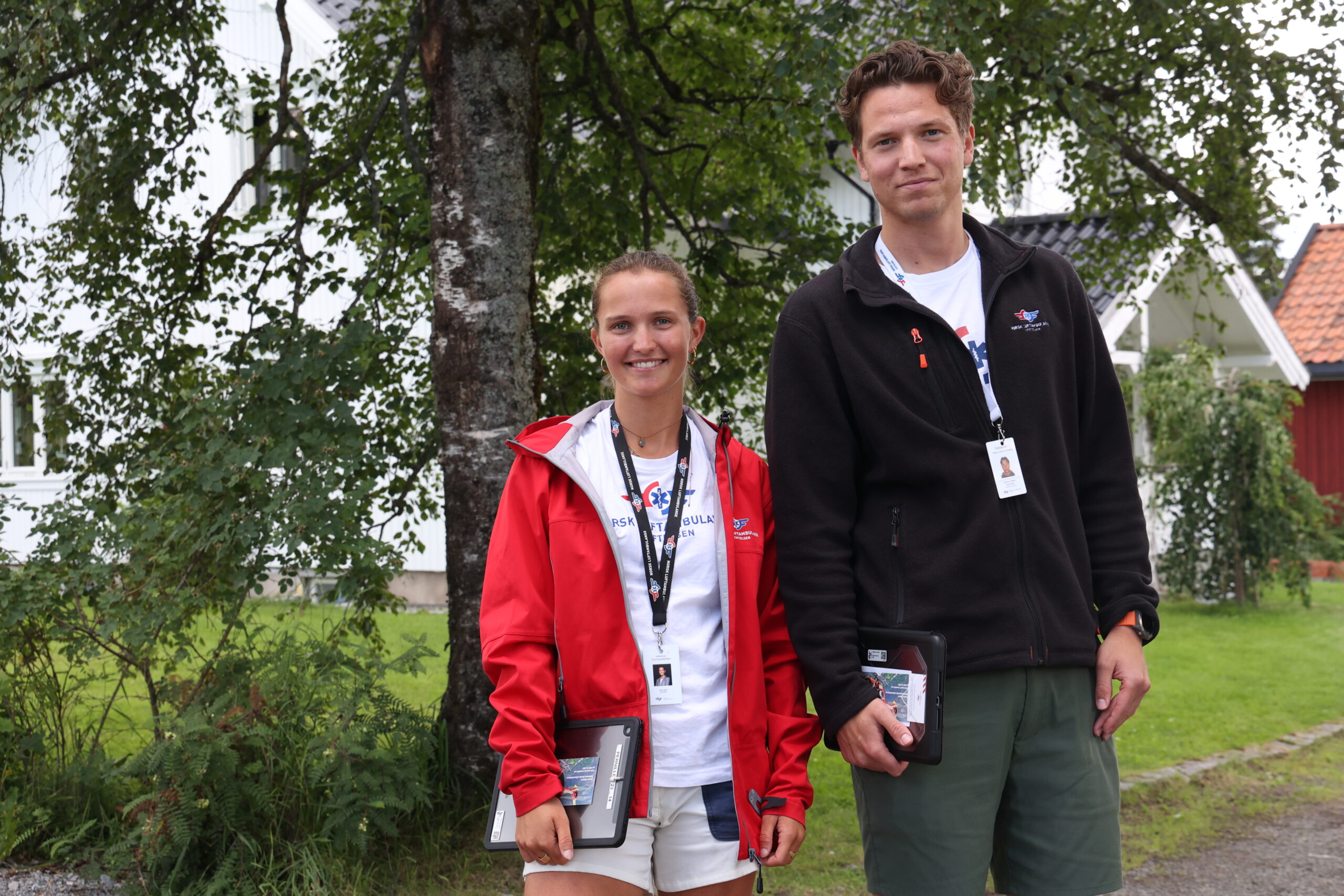 Eva Fosseidbråten og Fabian Lorenzo er ute og banker på dører