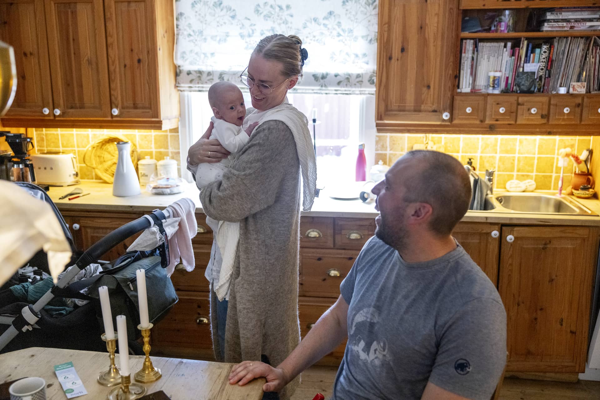 På dette bildet er Glenn, Linnea og tvillingene på kjøkkenet i Linneas barndomshjem, hvor de bor frem til deres nye leilighet står oppusset og klar for innflytting. 