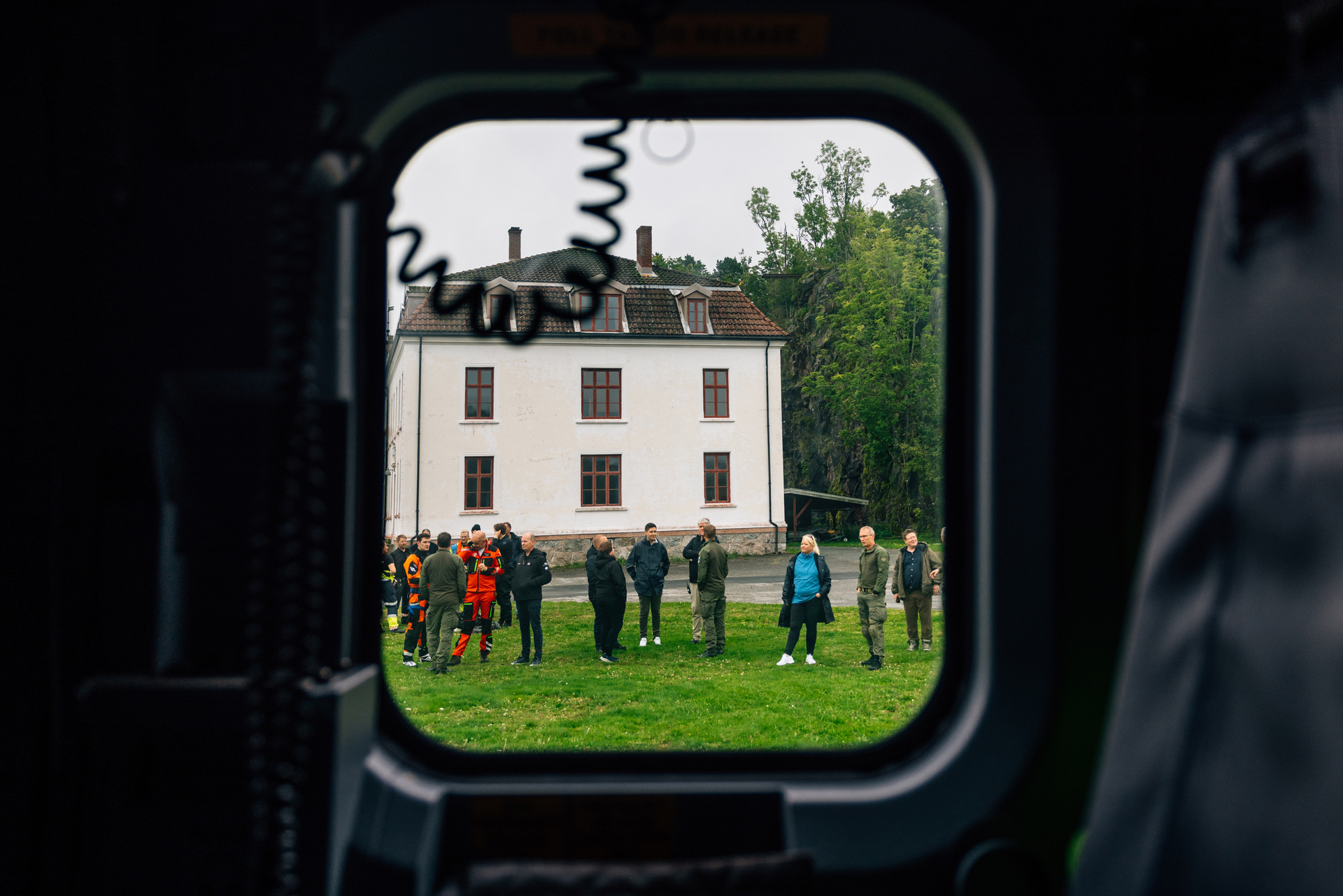 En forsamling av operativt crew og luftambulansekoordinatorer. Bilde tatt fra innsiden av 330-skvadronens redningshelikopter.